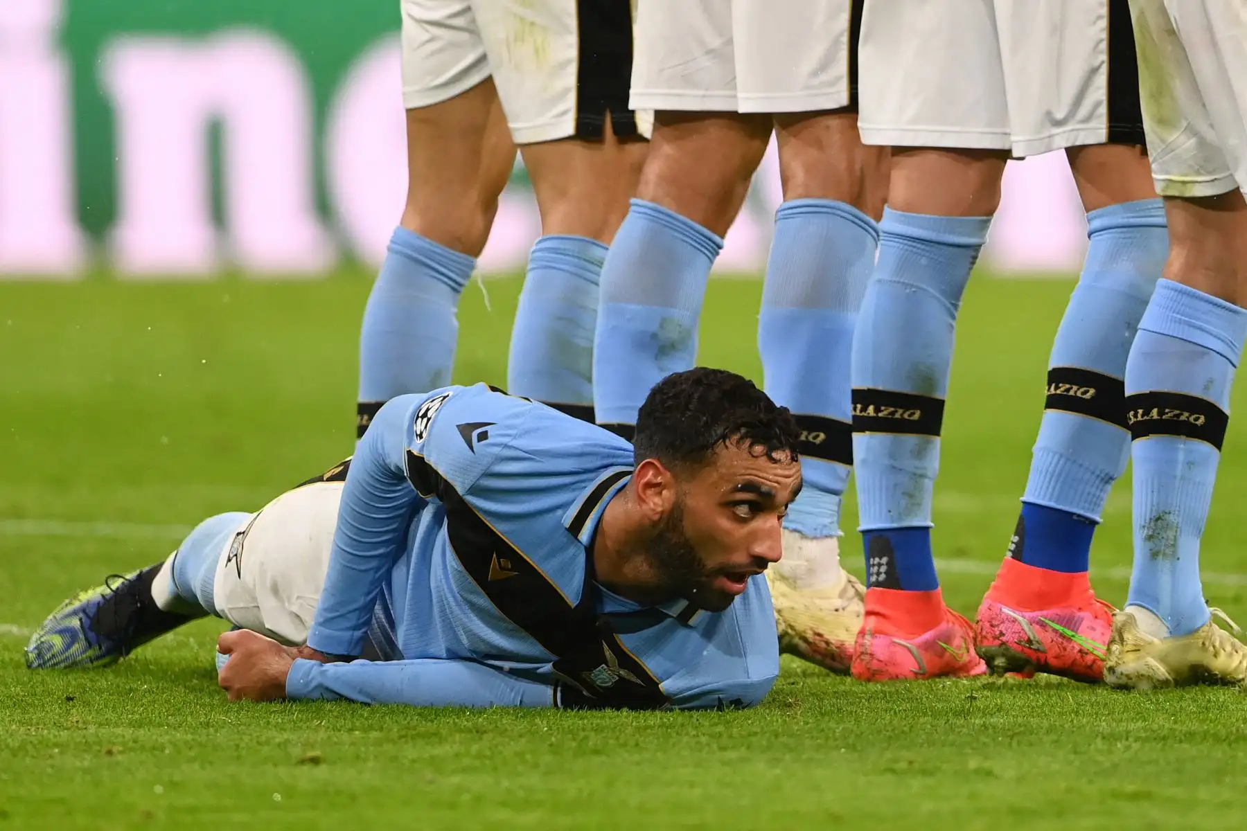 El centrocampista argelino Mohamed Salim Fares de Lazio yace detrás de la barrera durante un tiro libre de Bayern Múnich por los octavos de final de la Liga de Campeones. Foto: AFP