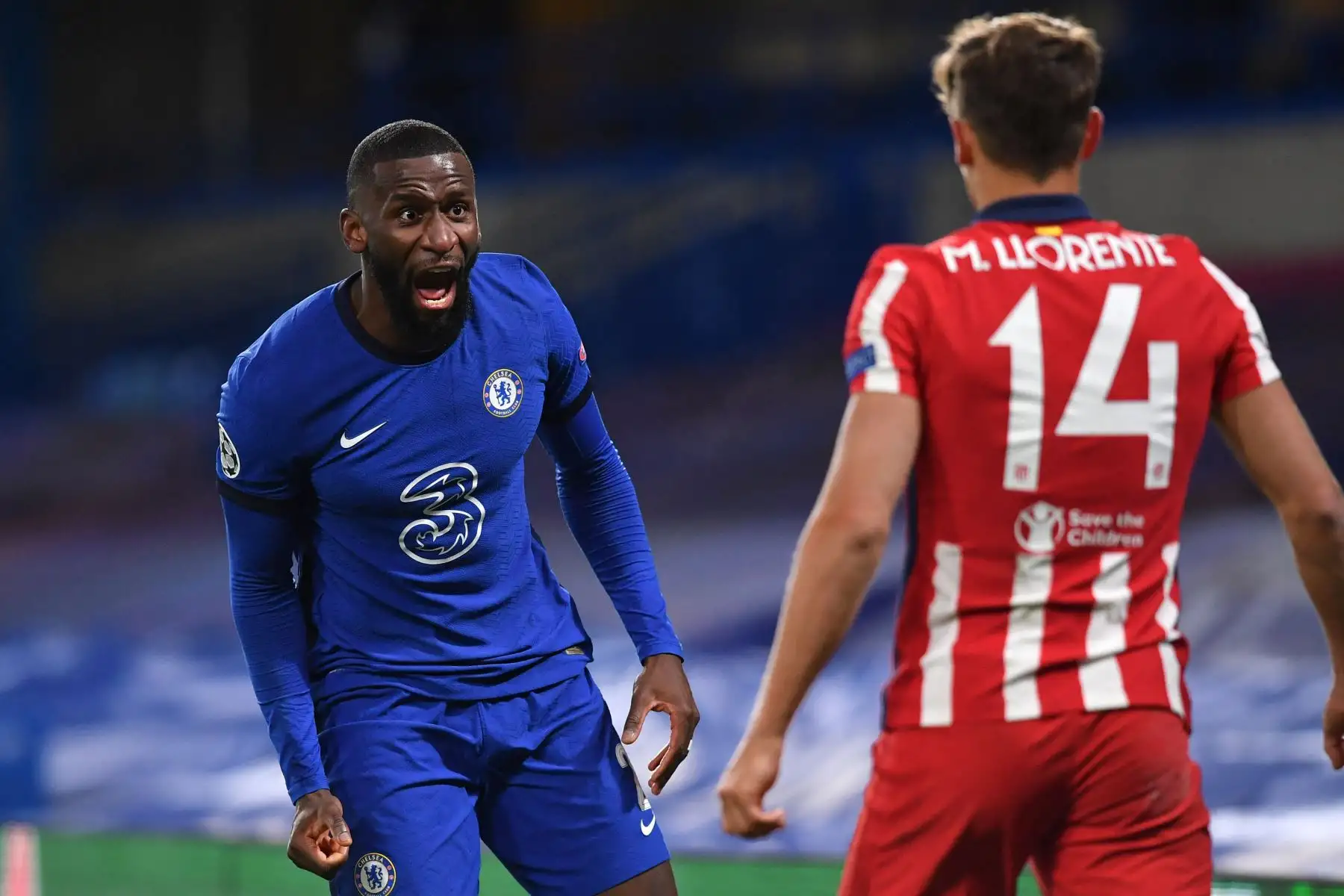 El defensor alemán del Chelsea Antonio Rudiger reacciona ante el centrocampista español del Atlético de Madrid Marcos Llorente durante los octavos de final de la Liga de Campeones de la UEFA. Foto: AFP