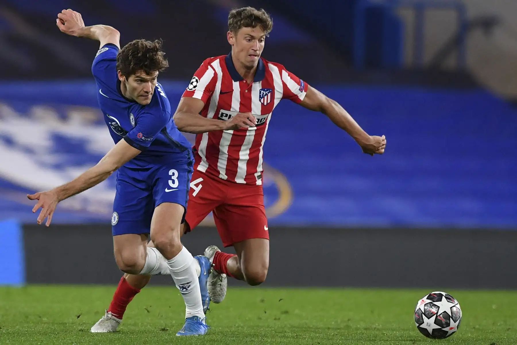 El defensor español del Chelsea Marcos Alonso compite con el centrocampista español del Atlético de Madrid Marcos Llorente durante los octavos de final de la Liga de Campeones de la UEFA. Foto: AFP