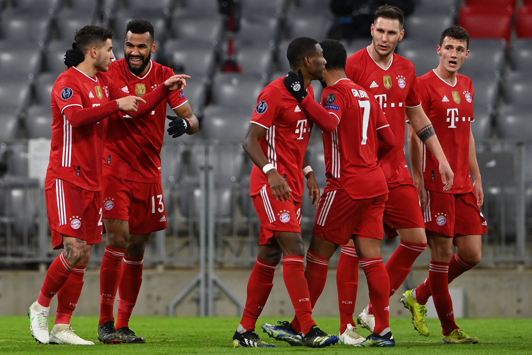 El delantero camerunés del Bayern de Múnich Eric Maxim Choupo-Moting celebra el gol del 2-0 con sus compañeros de equipo durante los octavos de final de la Liga de Campeones de la UEFA. Foto: AFP