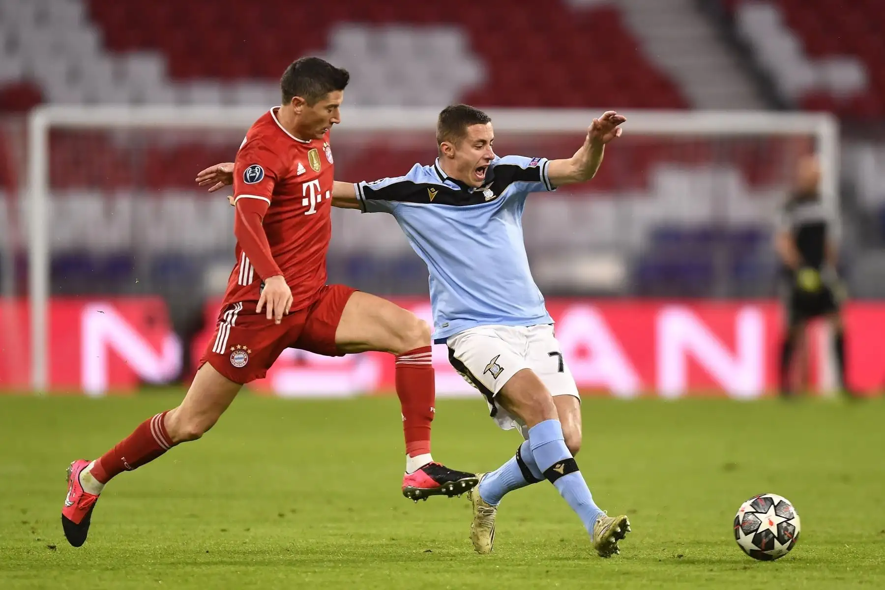 Robert Lewandowski del Bayern en acción contra Adam Marusic de Lazio durante los octavos de final de la UEFA Champions League. Foto: EFE