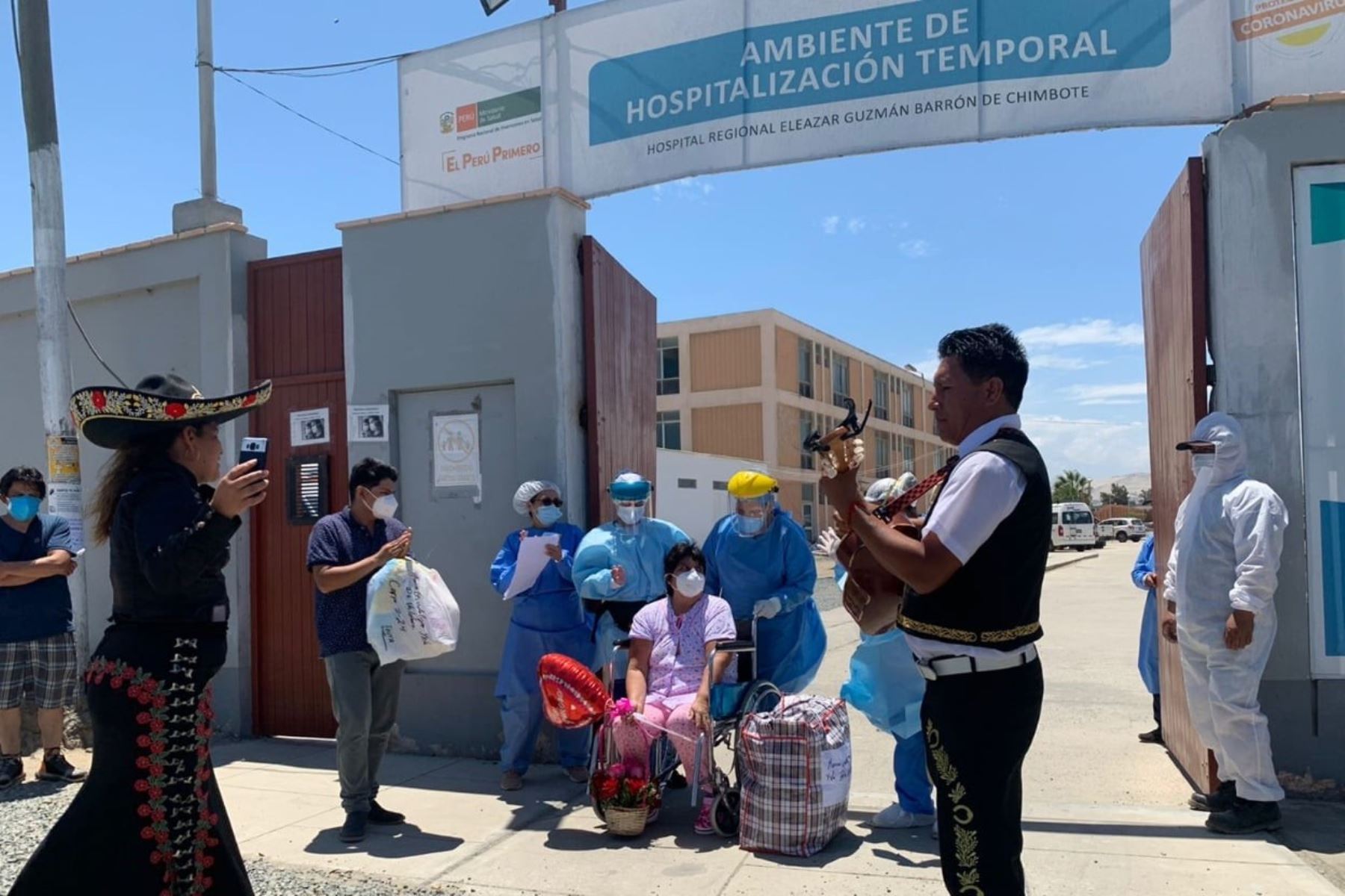 Paciente es recibida con músicos y globos tras recibir el alta por covid-19 en Chimbote.