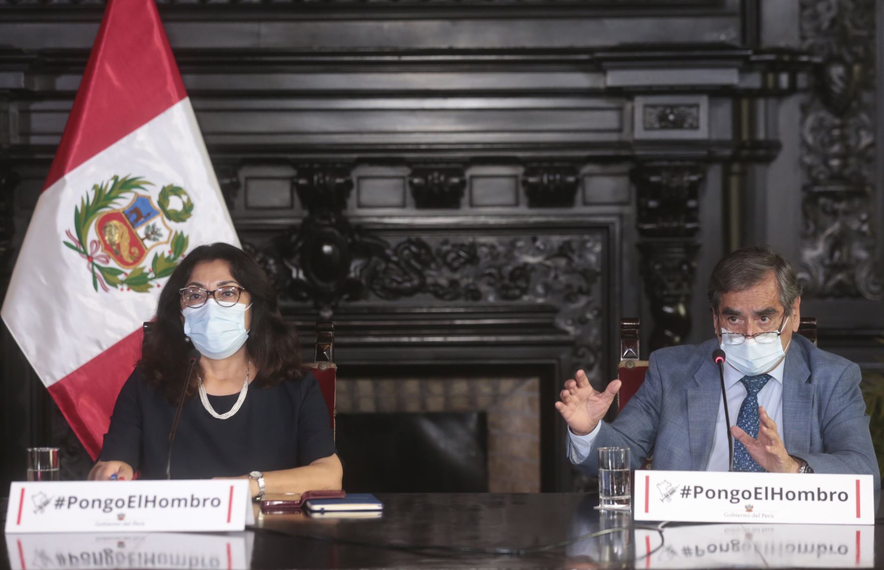 Titular de la PCM, Violeta Bermúdez, junto al ministro de Salud, Oscar Ugarte,  brindan conferencia de prensa para informar sobre los acuerdos adoptados por el Ejecutivo frente a la pandemia del covid-19.
Foto: PCM
