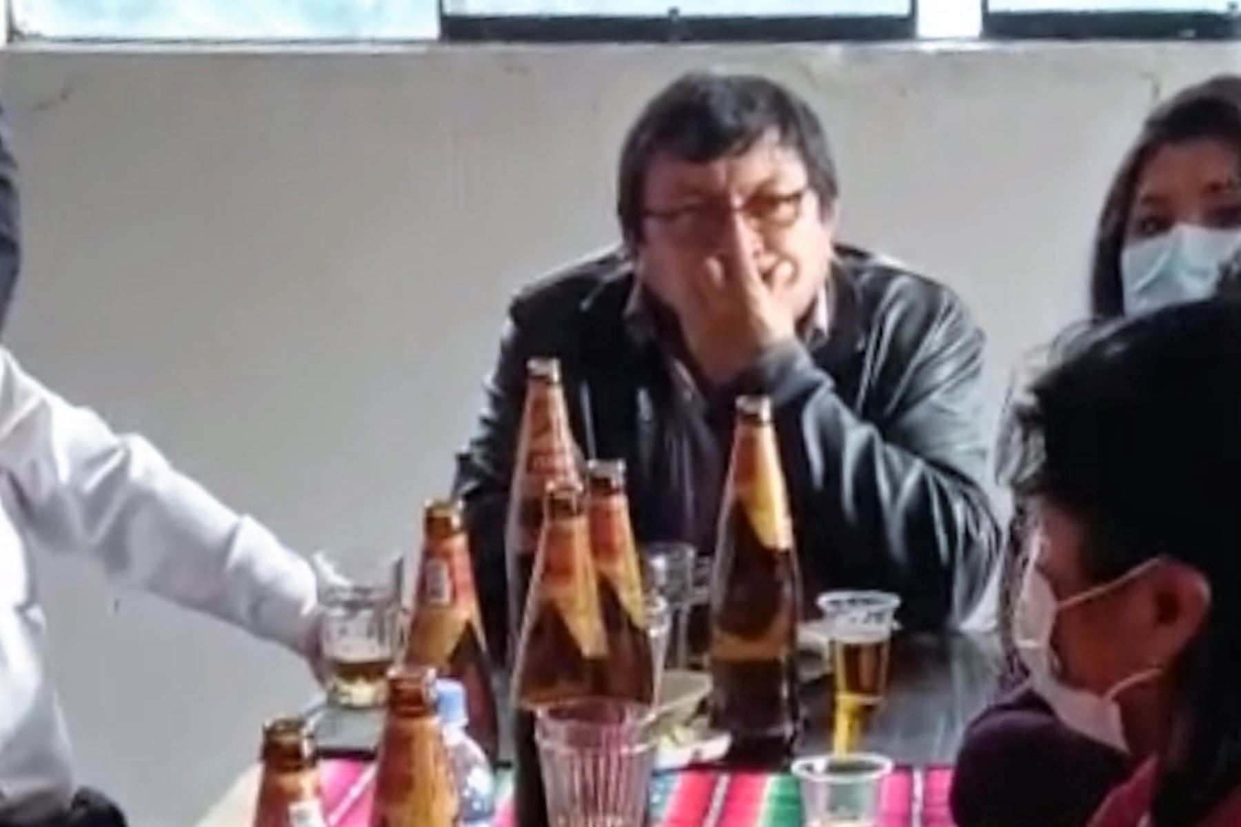 Alcalde cusqueño participó en reunión social con bebidas alcohólicas y sin mascarilla.