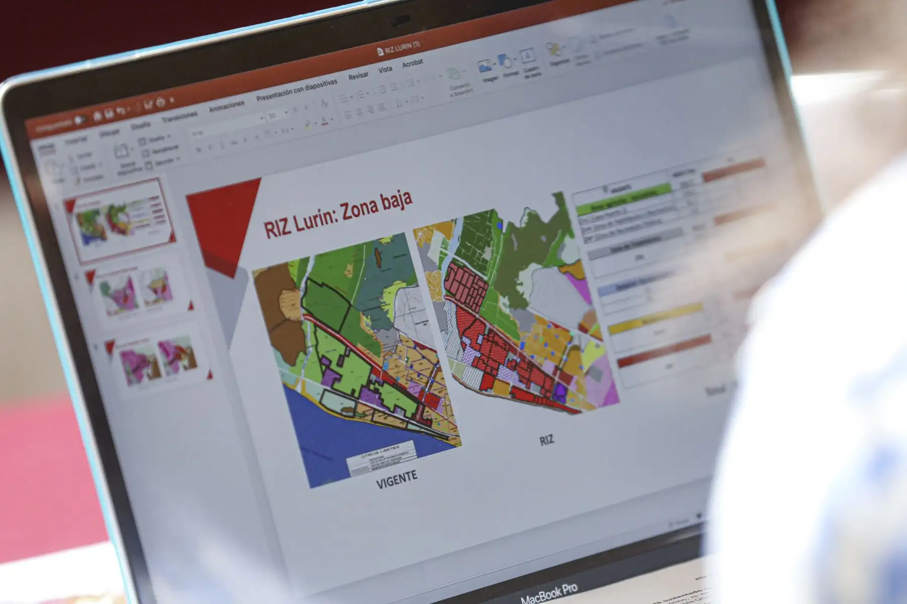 Alcalde de Lima, Jorge Muñoz, se reúne con los Ministros de Cultura: Alejandro Neyra , Ambiente: Gabriel Quijandría Acosta y Vivienda, Construcción y Saneamiento: Solangel Nátali Fernández , con los que evalúa sobre el RIZ de Lurín.
Foto: Municipalidad de Lima Alcalde de Lima, Jorge Muñoz, se reúne con los Ministros de Cultura: Alejandro Neyra , Ambiente: Gabriel Quijandría Acosta y Vivienda, Construcción y Saneamiento: Solangel Nátali Fernández , con los que evalúa sobre el RIZ de Lurín.
Foto: Municipalidad de Lima