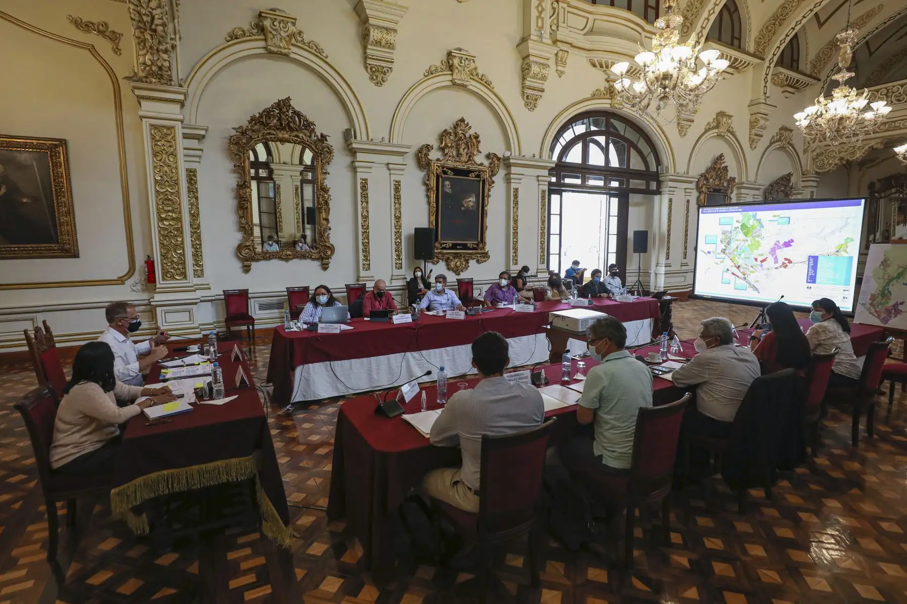Alcalde de Lima, Jorge Muñoz, se reúne con los Ministros de Cultura: Alejandro Neyra , Ambiente: Gabriel Quijandría Acosta y Vivienda, Construcción y Saneamiento: Solangel Nátali Fernández para evaluar alternativas sobre de zonificación de Lurín.
Foto: Municipalidad de Lima Alcalde de Lima, Jorge Muñoz, se reúne con los Ministros de Cultura: Alejandro Neyra , Ambiente: Gabriel Quijandría Acosta y Vivienda, Construcción y Saneamiento: Solangel Nátali Fernández para evaluar alternativas sobre de zonificación de Lurín.
Foto: Municipalidad de Lima