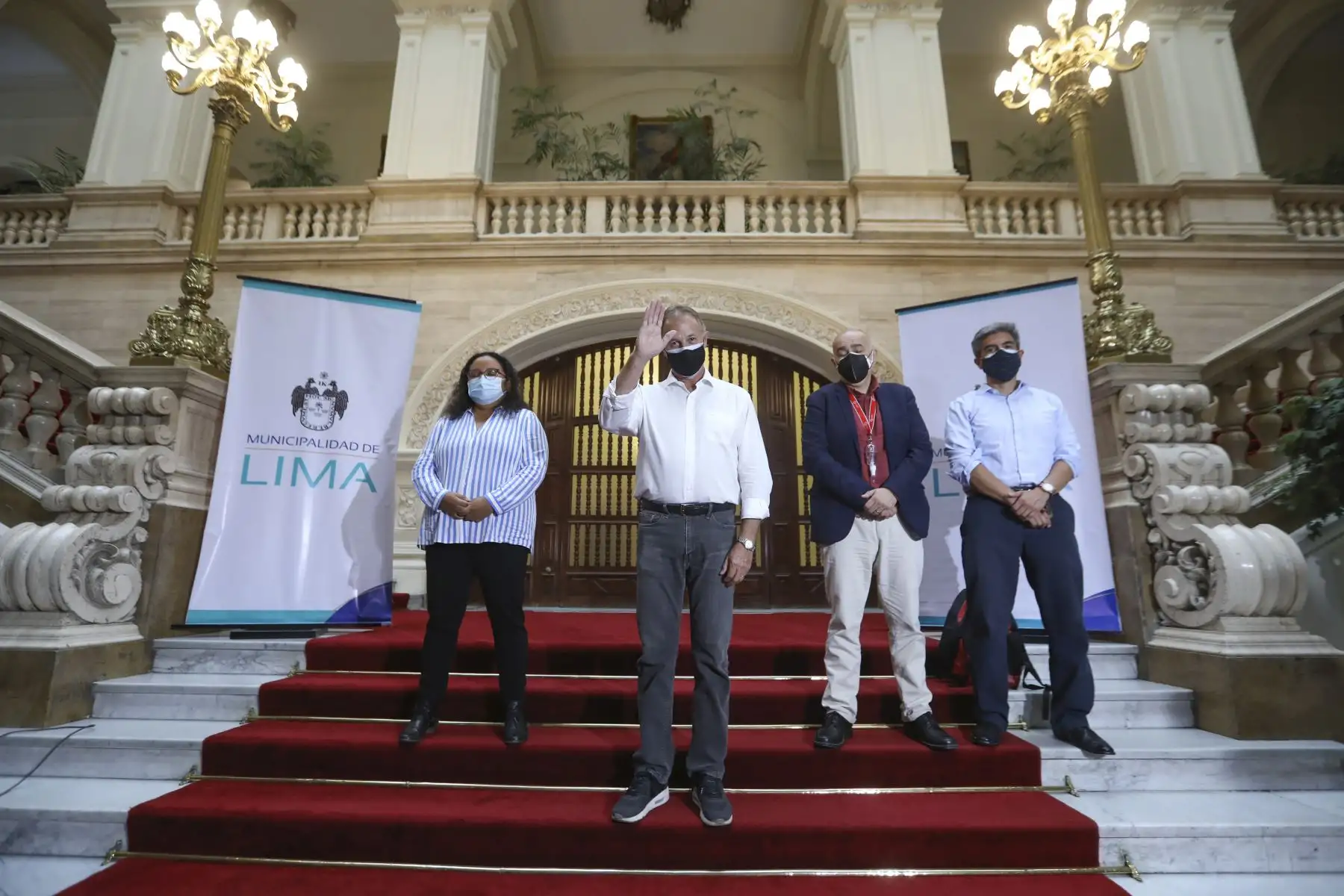 Alcalde de Lima, Jorge Muñoz, se reúne con los Ministros de Cultura: Alejandro Neyra , Ambiente: Gabriel Quijandría Acosta y Vivienda, Construcción y Saneamiento: Solangel Nátali Fernández para evaluar alternativas sobre de zonificación de Lurín.
Foto: Municipalidad de Lima Alcalde de Lima, Jorge Muñoz, se reúne con los Ministros de Cultura: Alejandro Neyra , Ambiente: Gabriel Quijandría Acosta y Vivienda, Construcción y Saneamiento: Solangel Nátali Fernández para evaluar alternativas sobre de zonificación de Lurín.
Foto: Municipalidad de Lima