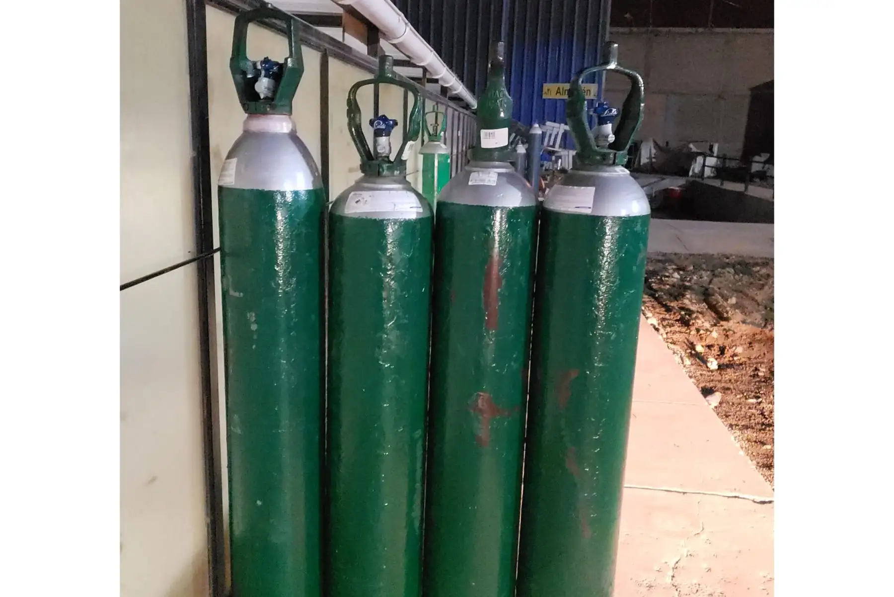La Policía Nacional del Perú trasladó en helicópteros un contingente de oxígeno desde la planta industrial de Huachipa hasta el Hospital de Huaycán. Se estableció puente aéreo para garantizar atención de pacientes.
Foto: Ministerio del Interior