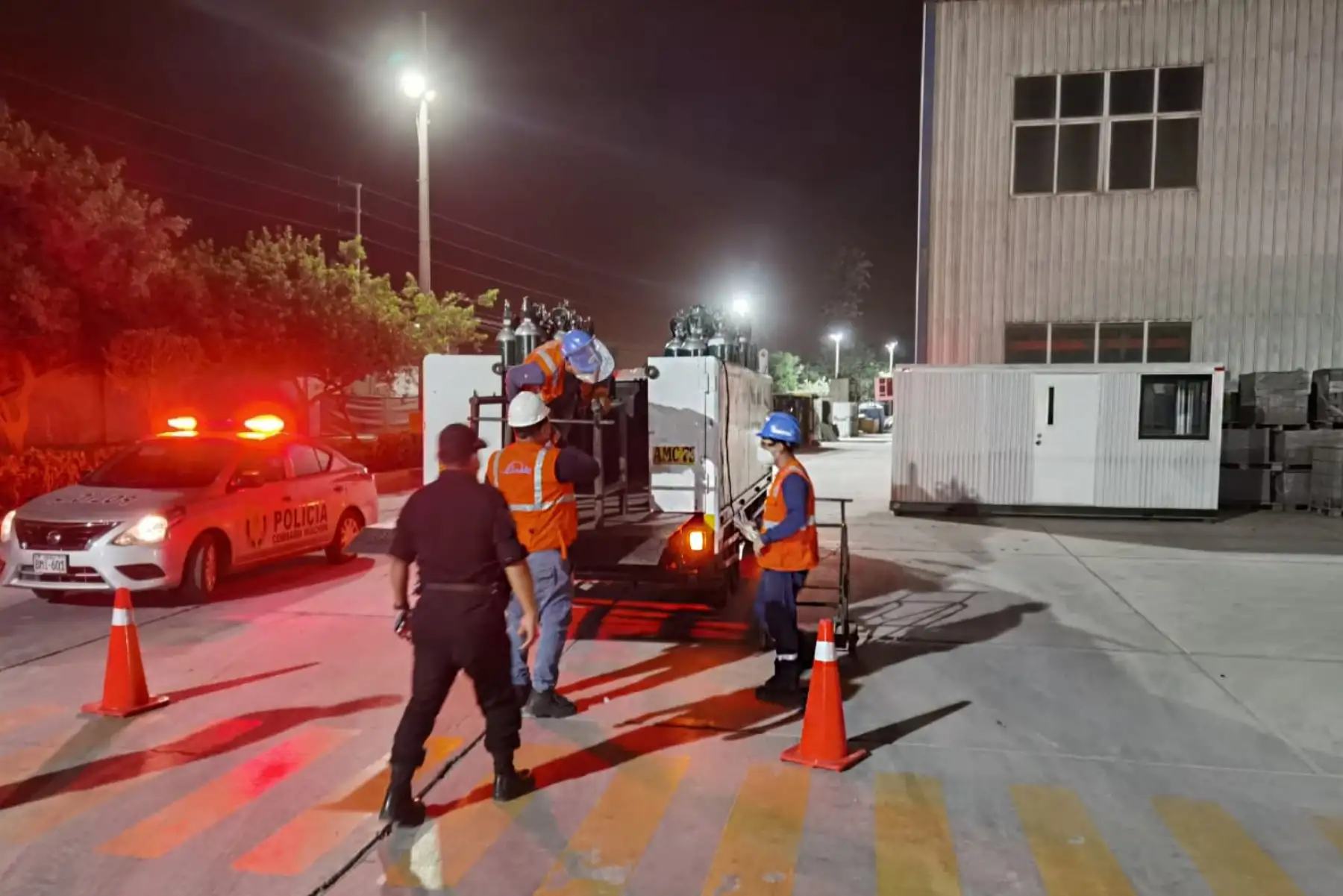 La Policía Nacional del Perú trasladó en helicópteros un contingente de oxígeno desde la planta industrial de Huachipa hasta el Hospital de Huaycán. Se estableció puente aéreo para garantizar atención de pacientes.
Foto: Ministerio del Interior