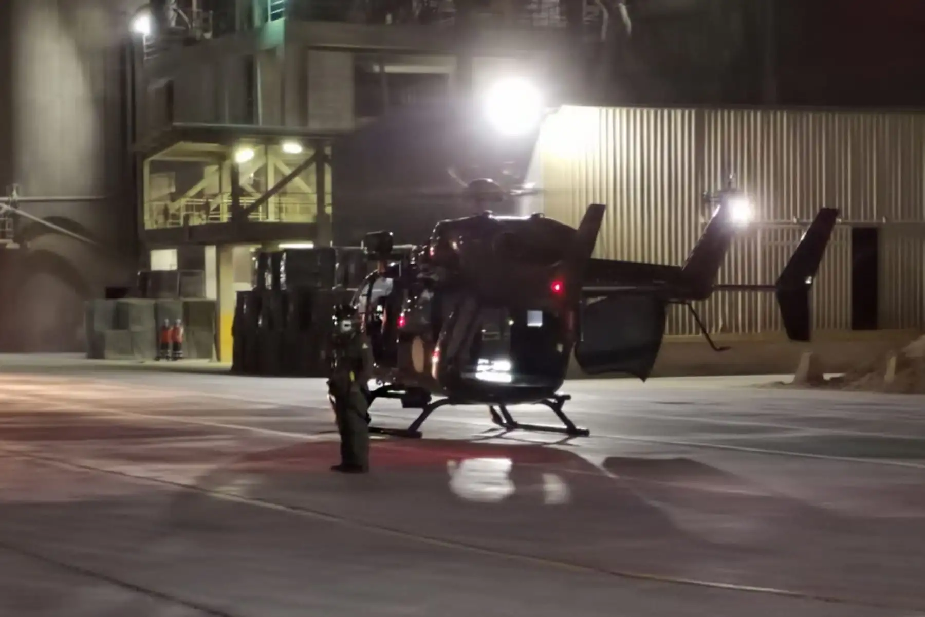 La Policía Nacional del Perú trasladó en helicópteros un contingente de oxígeno desde la planta industrial de Huachipa hasta el Hospital de Huaycán. Se estableció puente aéreo para garantizar atención de pacientes.
Foto: Ministerio del Interior