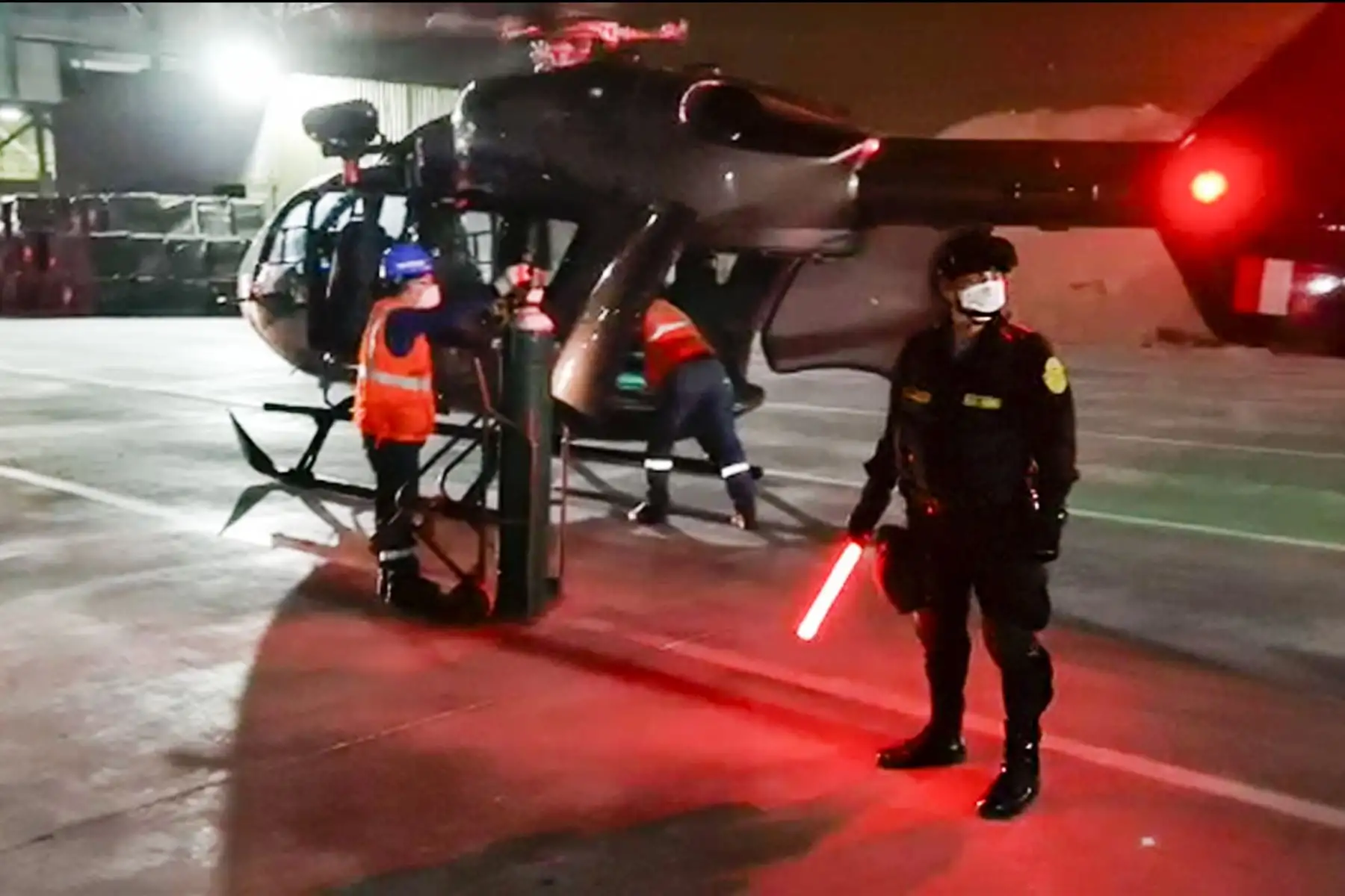 La Policía Nacional del Perú trasladó en helicópteros un contingente de oxígeno desde la planta industrial de Huachipa hasta el Hospital de Huaycán. Se estableció puente aéreo para garantizar atención de pacientes.
Foto: Ministerio del Interior