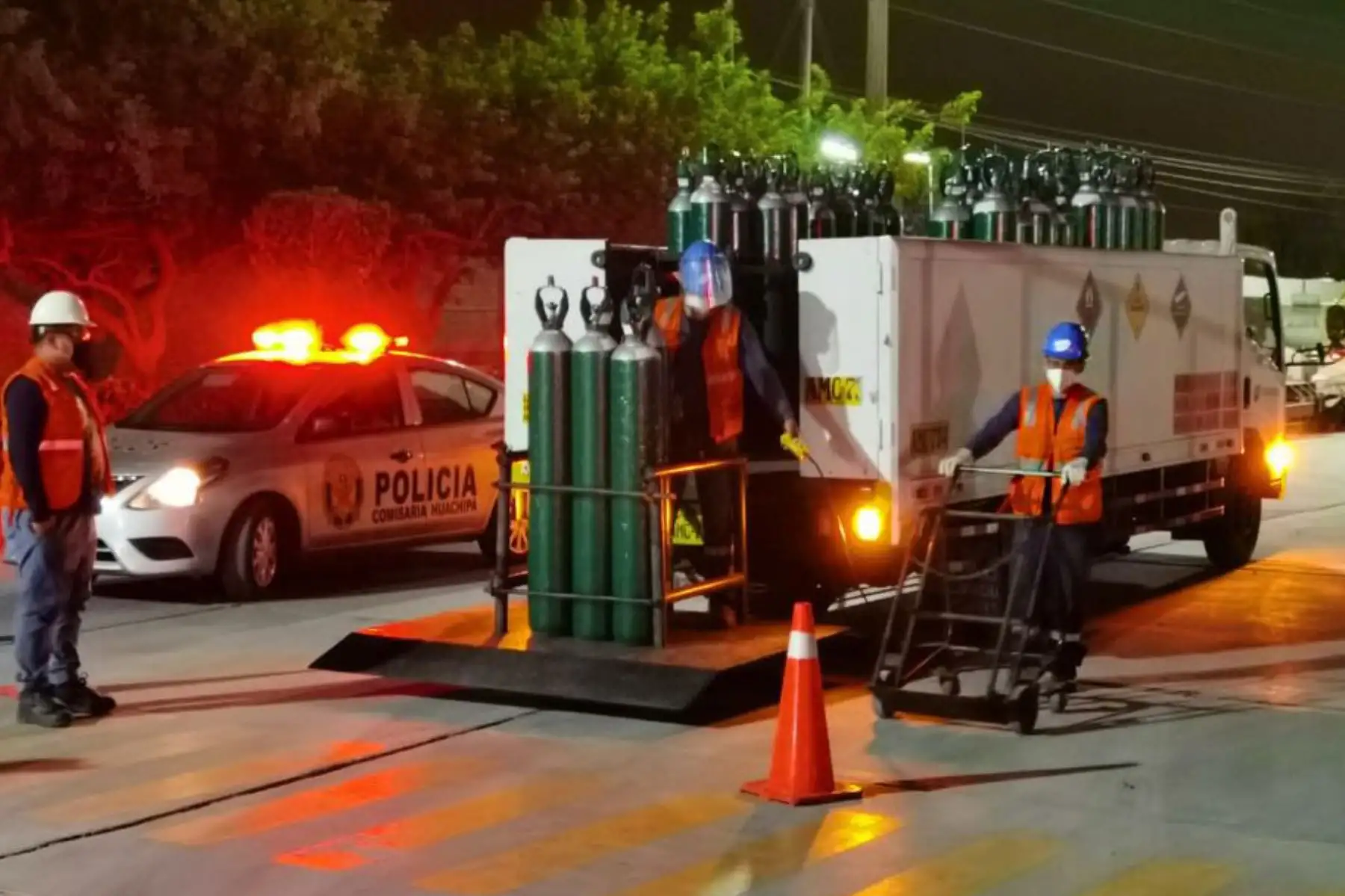 La Policía Nacional del Perú trasladó en helicópteros un contingente de oxígeno desde la planta industrial de Huachipa hasta el Hospital de Huaycán. Se estableció puente aéreo para garantizar atención de pacientes.
Foto: Ministerio del Interior