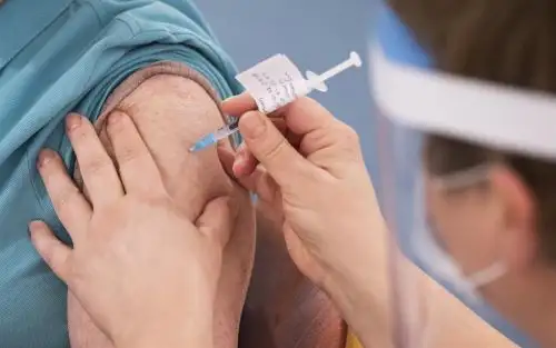 Médicos noruegos creen reacción inmunológica por AstraZeneca causó trombosis.