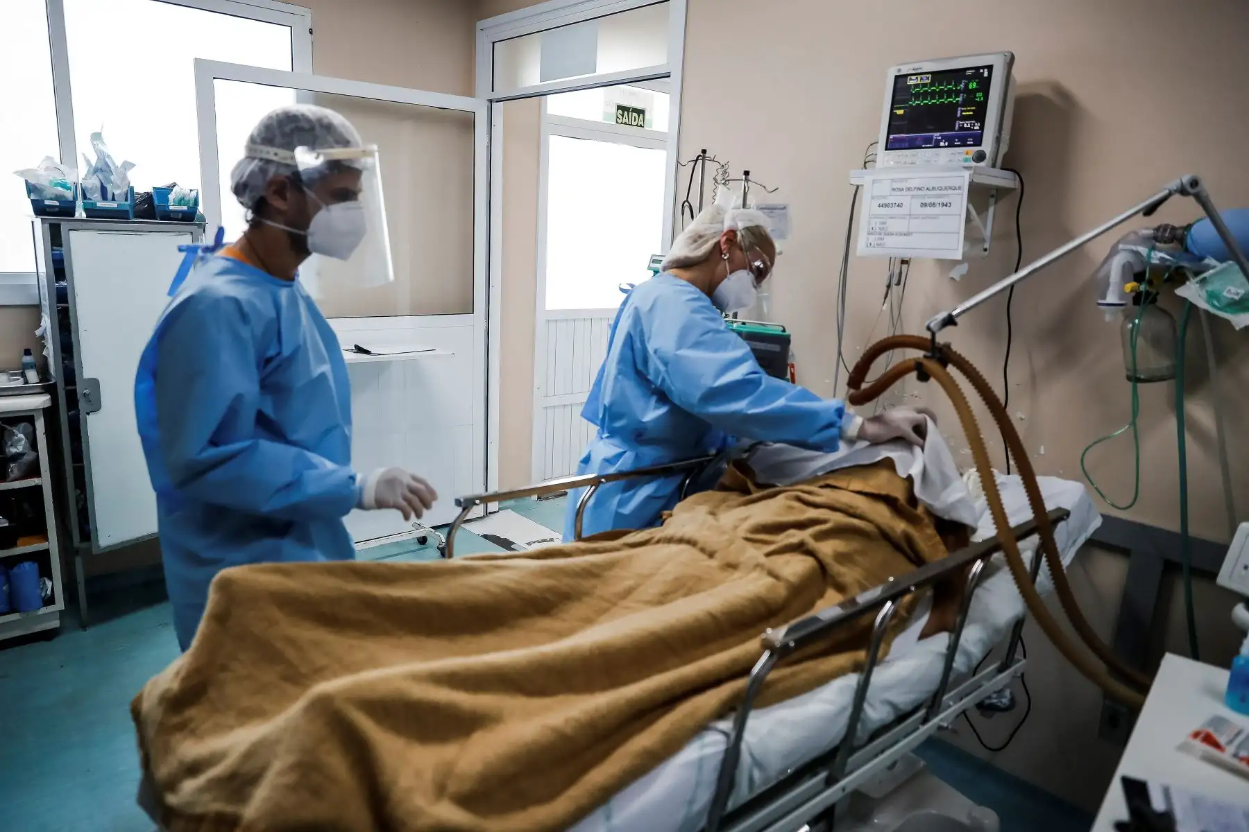 Una médica asiste a una paciente internada en una Unidad de Cuidados Intensivos en la ciudad de Porto Alegre (Brasil). Brasil registró este miércoles 90.303 contagios de covid, un nuevo récord diario, con lo que el país ya suma 11.693.3838 casos y se confirma como el actual epicentro global de la pandemia. Foto: EFE