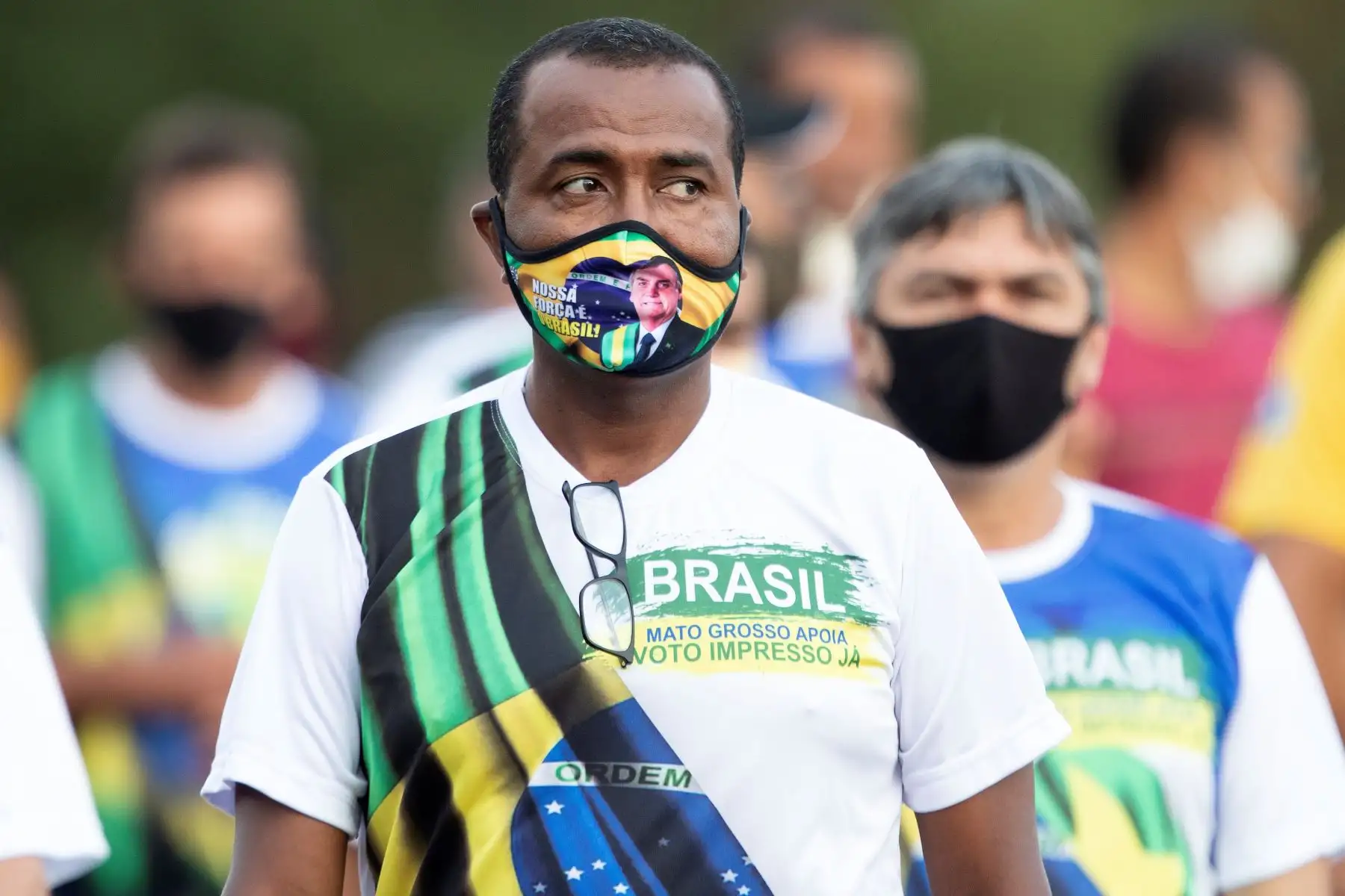 Simpatizantes del presidente de Brasil, Jair Bolsonaro, lo esperan afuera del Palacio do Alvorada, en la ciudad de Brasilia (Brasilia). Brasil es el segundo país con más infectados de covid-19, cerca de 11,5 millones, y de muertes asociadas a la covid-19, con 278.229, tan solo detrás de Estados Unidos. Foto: EFE