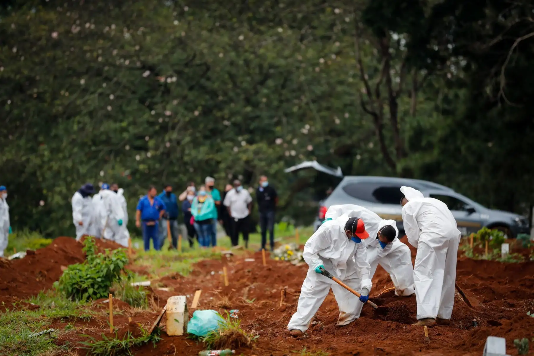 Trabajadores entierran a una víctima de covid-19, en el Cementerio Viola Formosa de Sao Paulo. Brasil registró ayer 90.303 contagios de Covid-19, un nuevo récord diario, con lo que el país ya suma 11.693.3838 casos y se confirma como el actual epicentro global de la pandemia. Foto: EFE