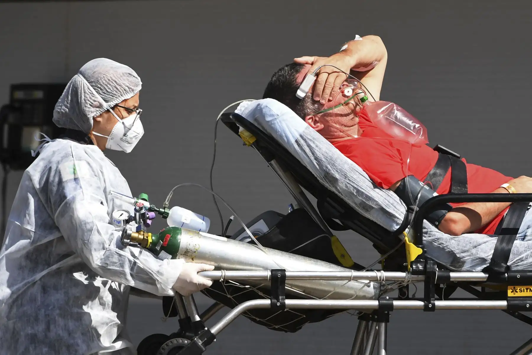 Un paciente de COVID-19 llega en ambulancia a un hospital público en Brasilia, Brasil, en medio de la pandemia del nuevo coronavirus. Foto: AFP