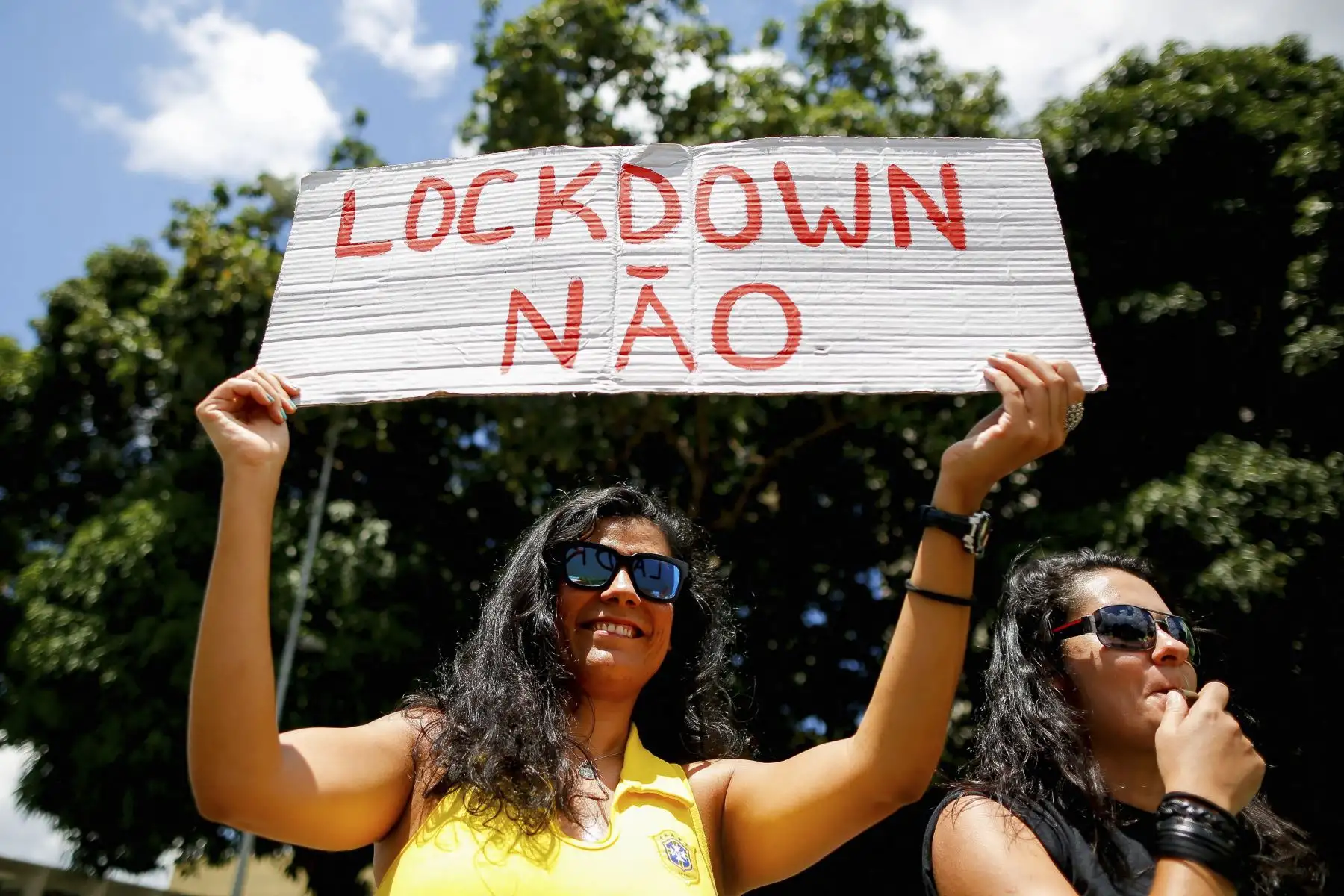La gente participa en una manifestación de caravana a favor del presidente brasileño Jair Bolsonaro, en medio del brote de la enfermedad por coronavirus (COVID-19), en Brasilia. Foto: AFP