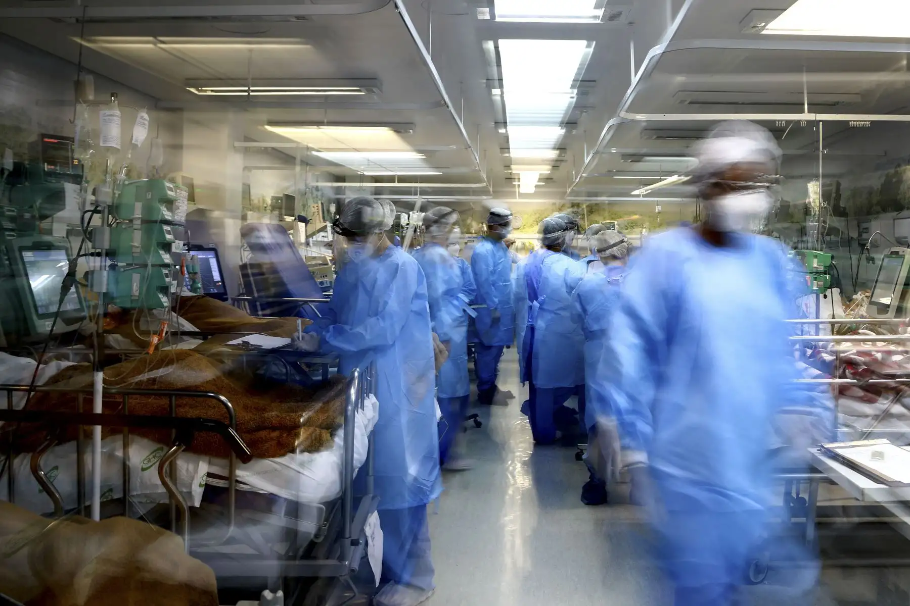 Los trabajadores de la salud atienden a los pacientes infectados con COVID-19 en la sala de emergencias completa del hospital Nossa Senhora da Conceiao en Porto Alegre, estado de Rio Grande do Sul, en el sur de Brasil. Foto: AFP