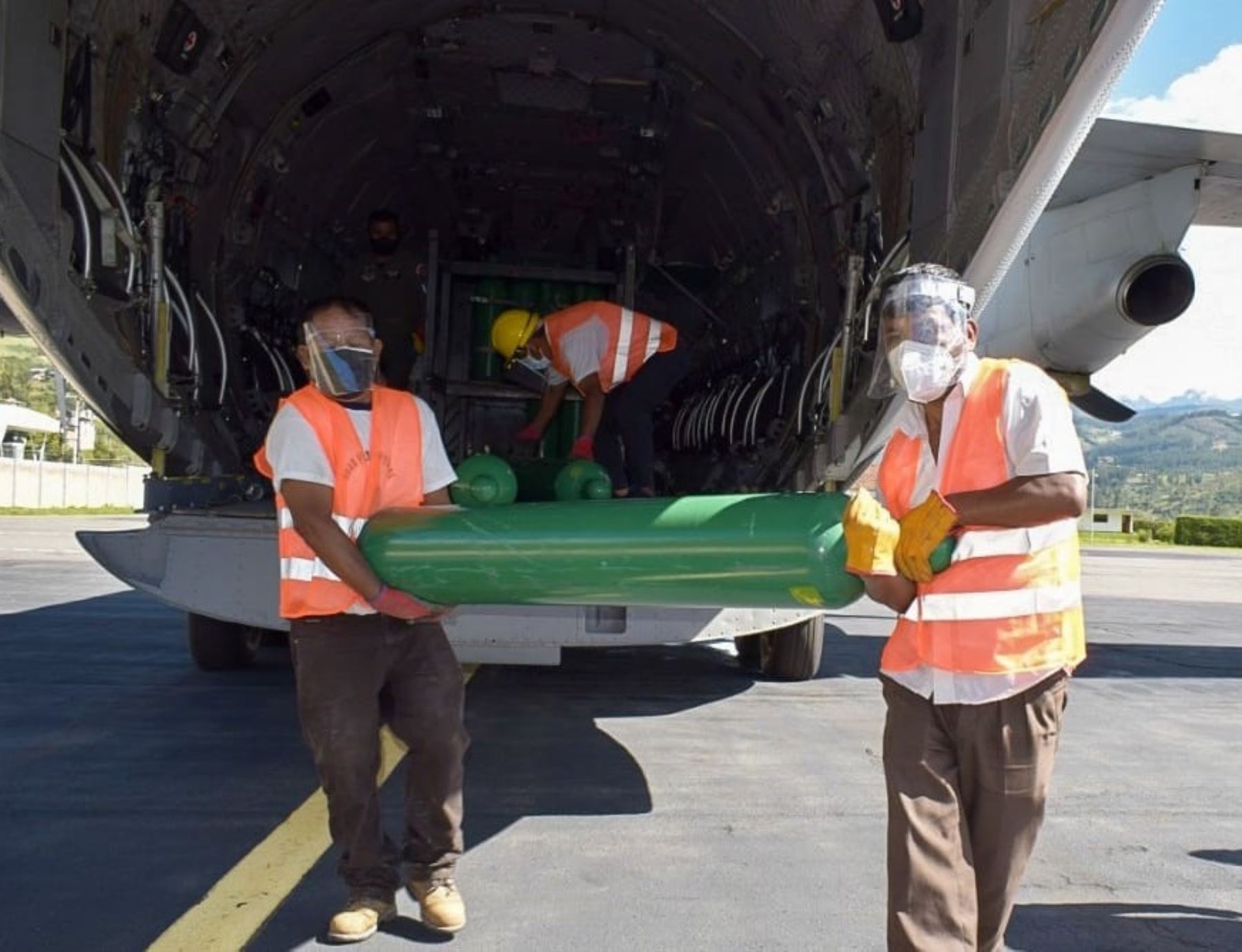 EsSalud envió un cargamento de 50 balones de oxígeno a Huaraz por vía aérea, debido a que el paro de transportistas impide el traslado por carretera.