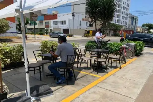 Magdalena del Mar asegura distanciamiento a sus restaurantes con uso de la vía pública