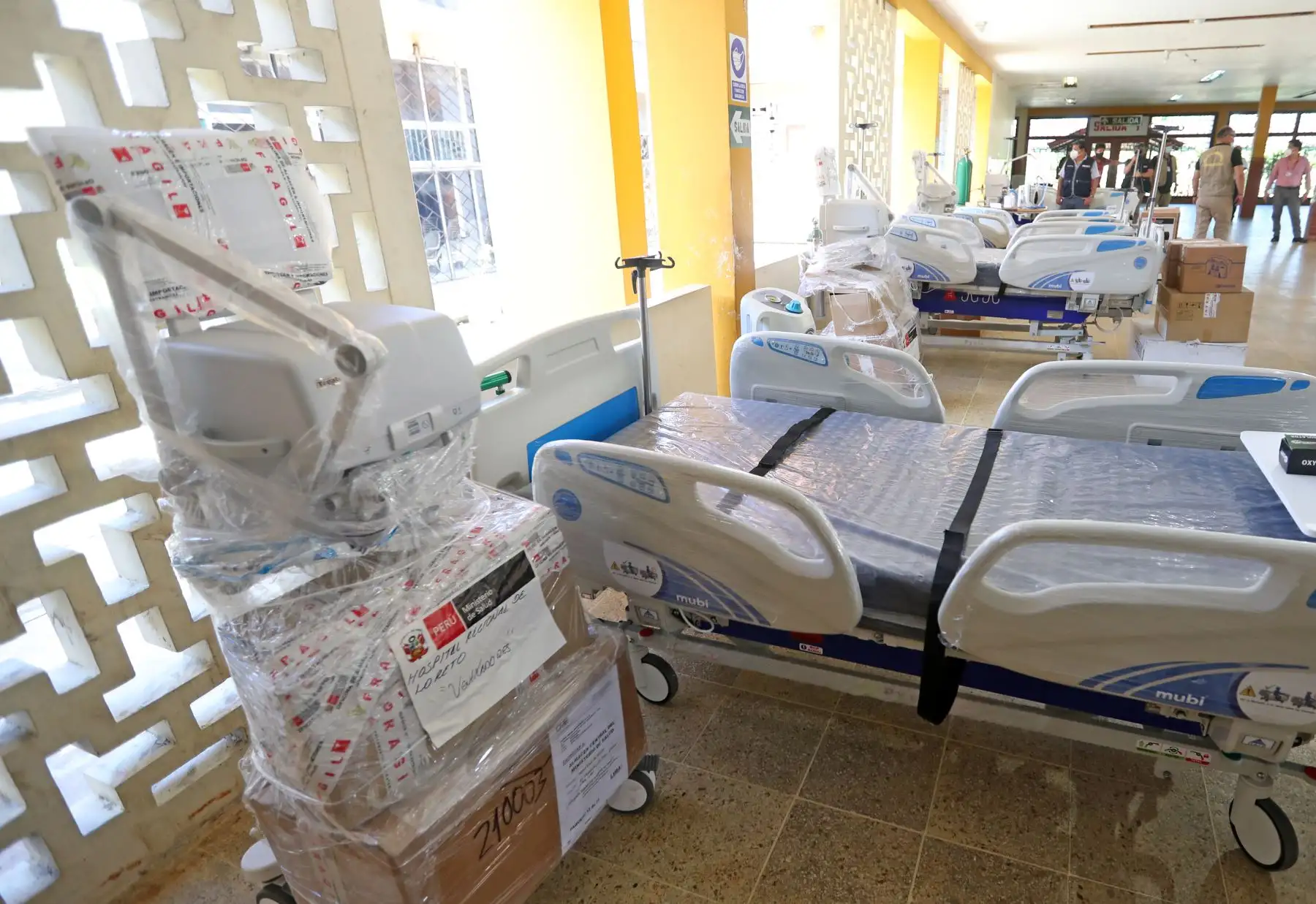 El Presidente Francisco Sagasti viajó a la ciudad de Iquitos para realizar la entrega de equipamiento médico al hospital regional de Loreto , supervisar el proceso de inmunización al personal de la Marina de Guerra y la entrega de embarcaciones del SIMA. Foto: ANDINA/Prensa Presidencia