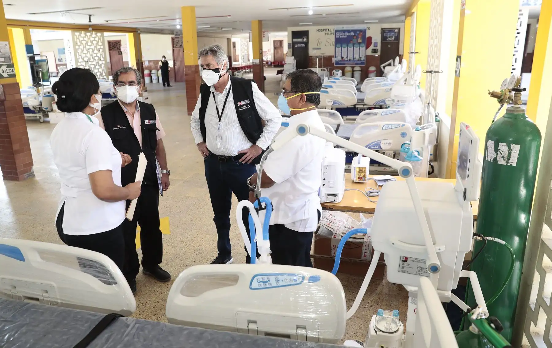 El Presidente Francisco Sagasti viajó a la ciudad de Iquitos para realizar la entrega de equipamiento médico al hospital regional de Loreto , supervisar el proceso de inmunización al personal de la Marina de Guerra y la entrega de embarcaciones del SIMA. Foto: ANDINA/Prensa Presidencia
