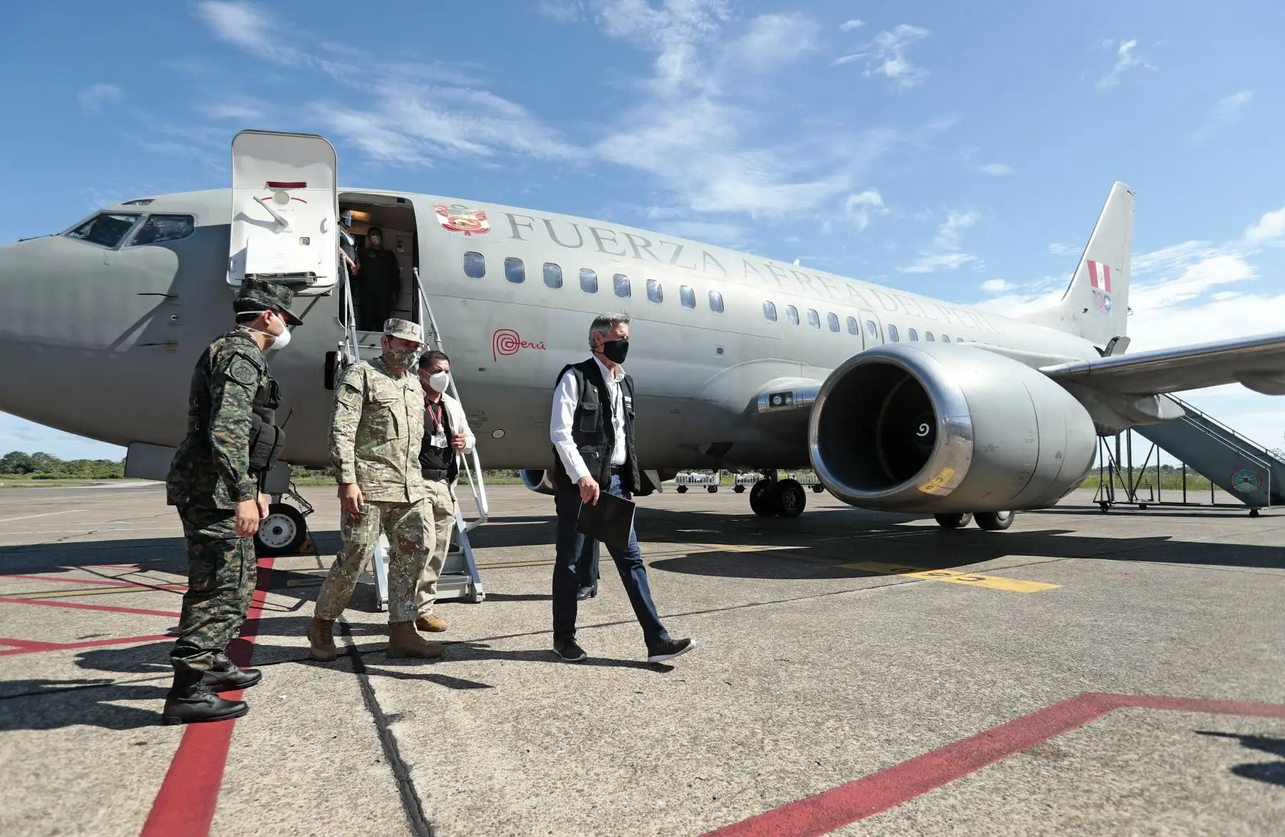 El Presidente Francisco Sagasti viajó a la ciudad de Iquitos para realizar la entrega de equipamiento médico al hospital regional de Loreto , supervisar el proceso de inmunización al personal de la Marina de Guerra y la entrega de embarcaciones del SIMA. Foto: ANDINA/Prensa Presidencia