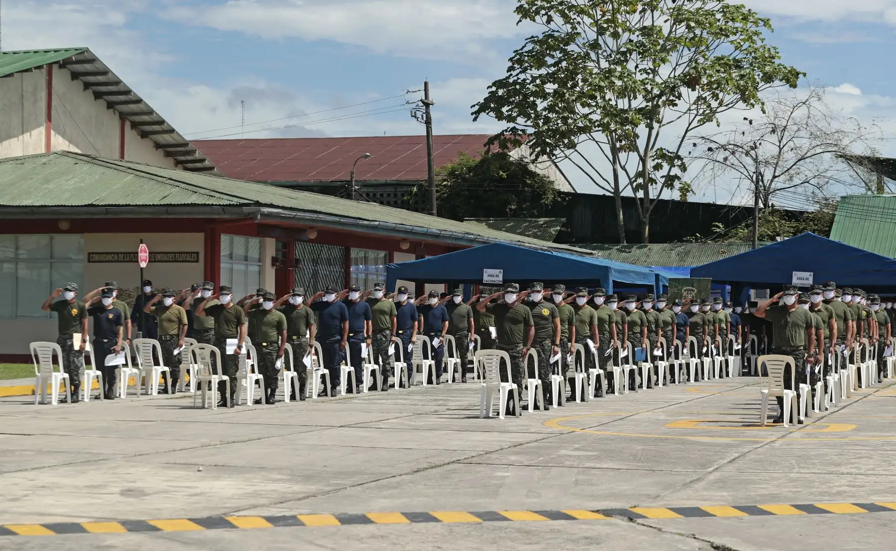 El Presidente Francisco Sagasti viajó a la ciudad de Iquitos para realizar la entrega de equipamiento médico al hospital regional de Loreto , supervisar el proceso de inmunización al personal de la Marina de Guerra y la entrega de embarcaciones del SIMA. Foto: ANDINA/Prensa Presidencia
