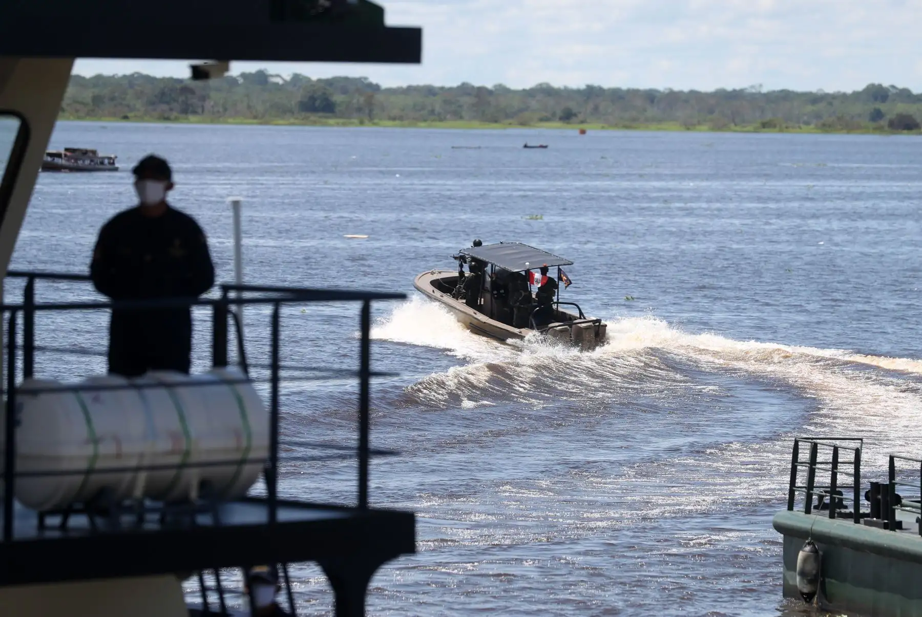 El Presidente Francisco Sagasti viajó a la ciudad de Iquitos para realizar la entrega de equipamiento médico al hospital regional de Loreto , supervisar el proceso de inmunización al personal de la Marina de Guerra y la entrega de embarcaciones del SIMA. Foto: ANDINA/Prensa Presidencia