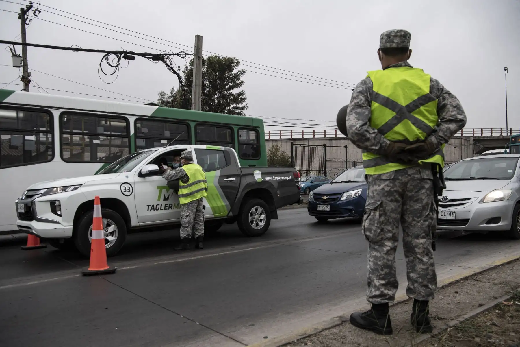 Un soldado detiene a un conductor en un retén de Santiago, en medio de un encierro en nueve comunas de la ciudad en la lucha contra la propagación del COVID-19. Foto: AFP