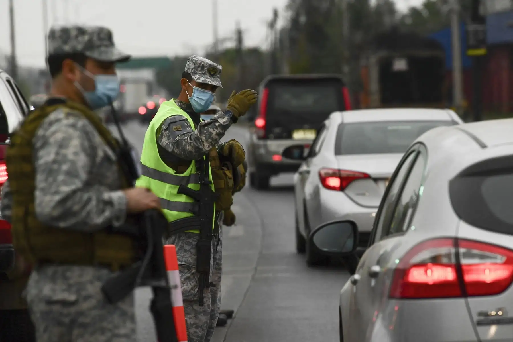 Soldados detienen a conductores en un retén de Santiago, en medio de un encierro en nueve comunas de la ciudad en la lucha contra la propagación del COVID-19. Foto: AFP