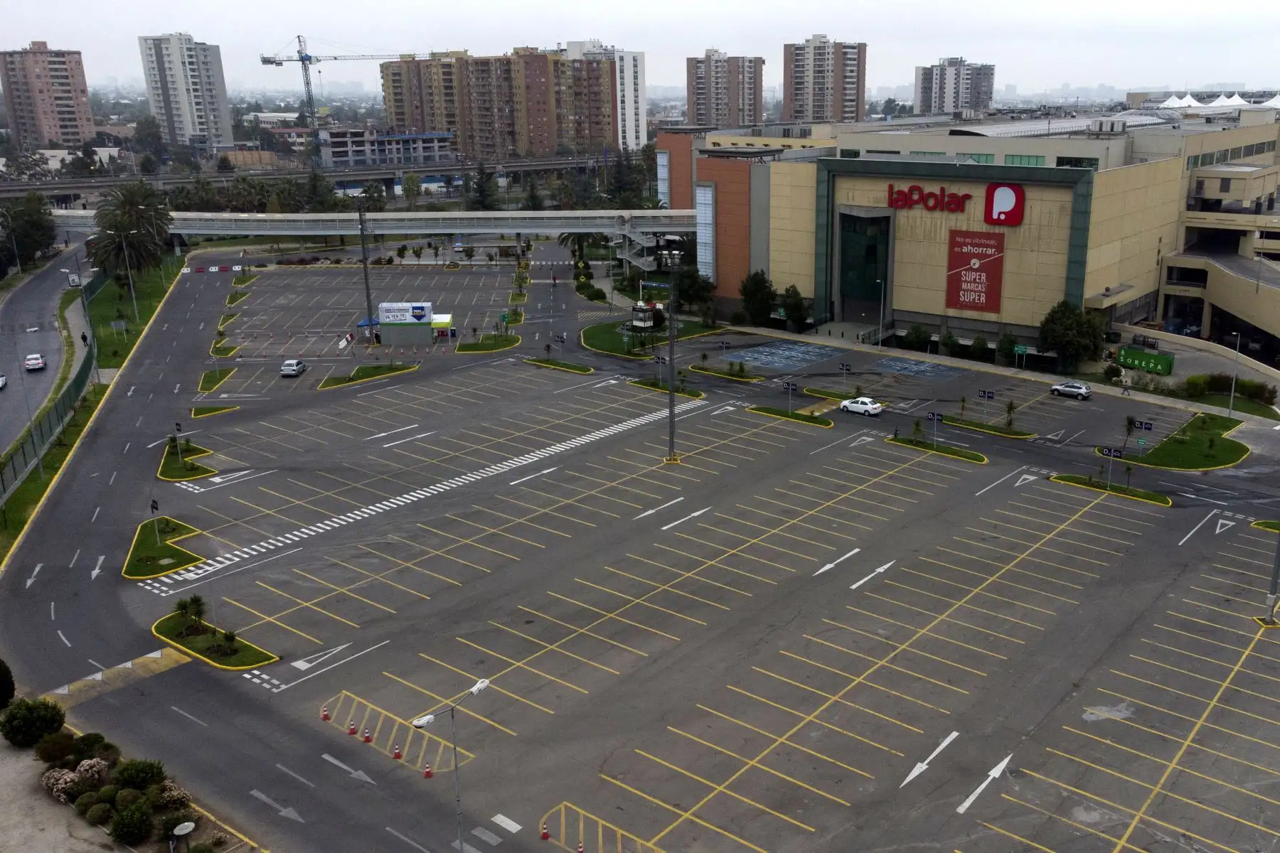 Vista aérea del estacionamiento vacío de un centro comercial de la comuna La Florida en Santiago, en medio de un cierre en nueve comunas de la ciudad en la lucha contra la propagación del COVID-19. Foto: AFP