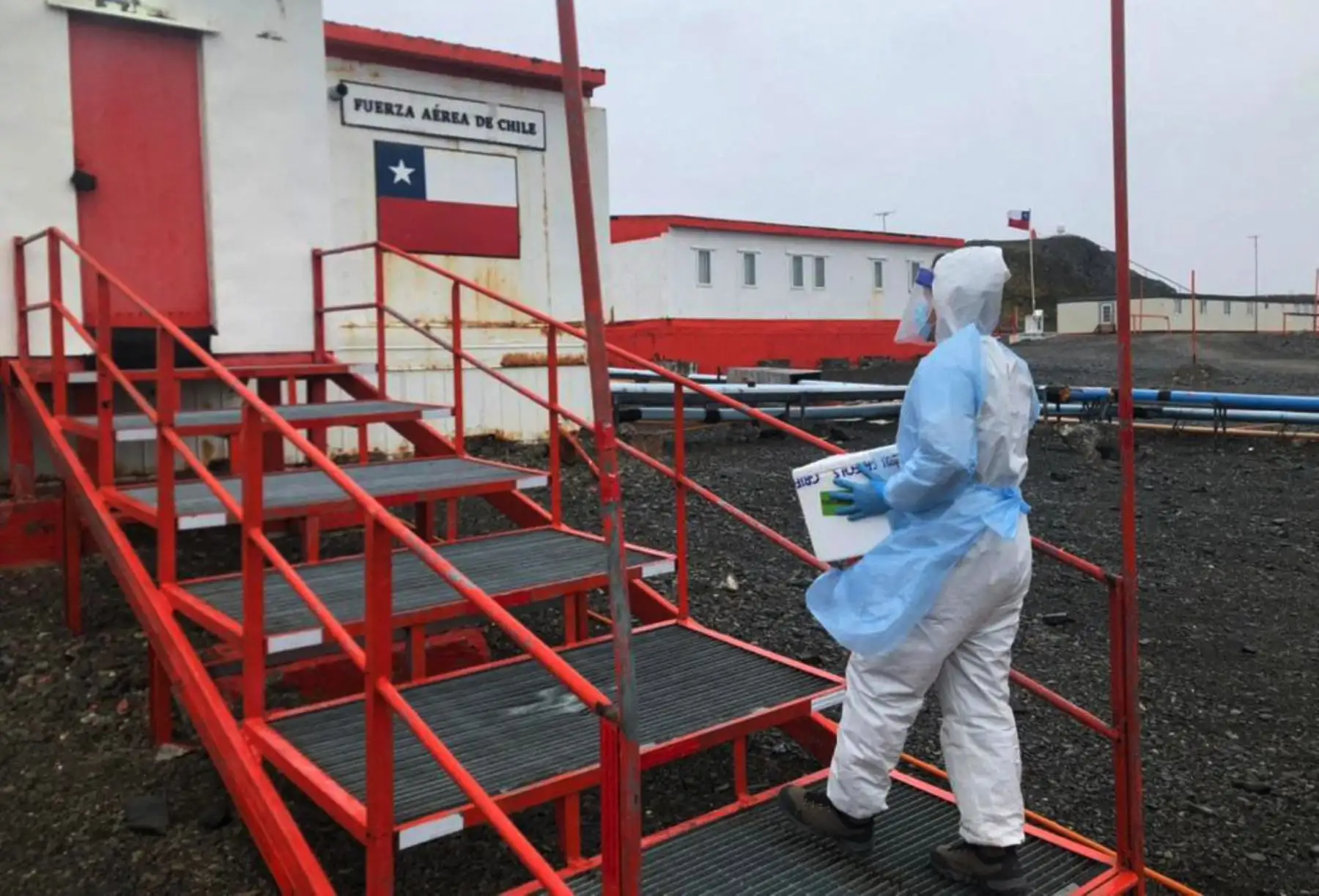 Un trabajador de la salud que lleva una hielera que contiene dosis de la vacuna contra el coronavirus CoronaVac de Sinovac. Foto: AFP