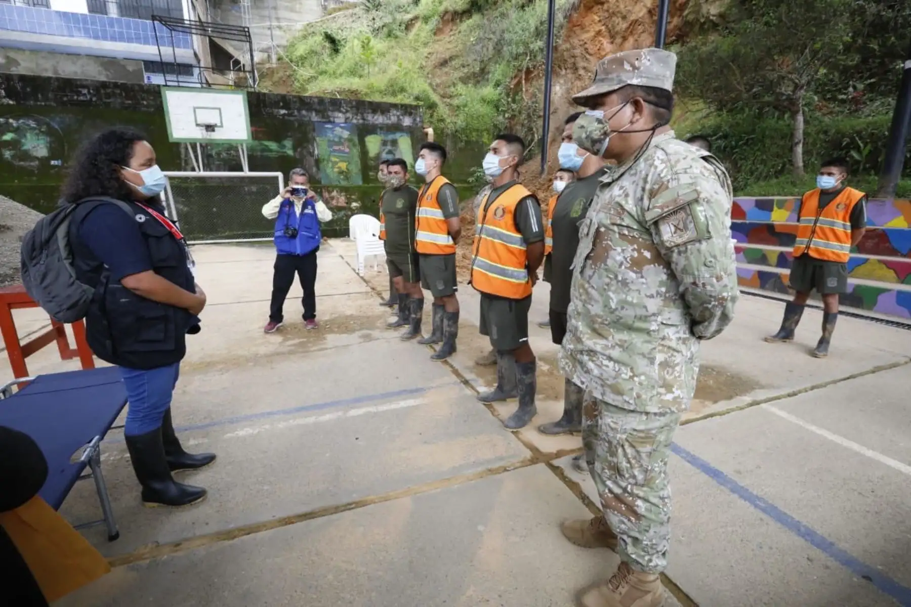 La ministra de Vivienda, Construcción y Saneamiento, Solangel Fernández, llegó al distrito de Canchaque, en la provincia de Huancabamba, región Piura para inspeccionar la zona afectada por los deslizamientos. Foto: ANDINA/MVCS