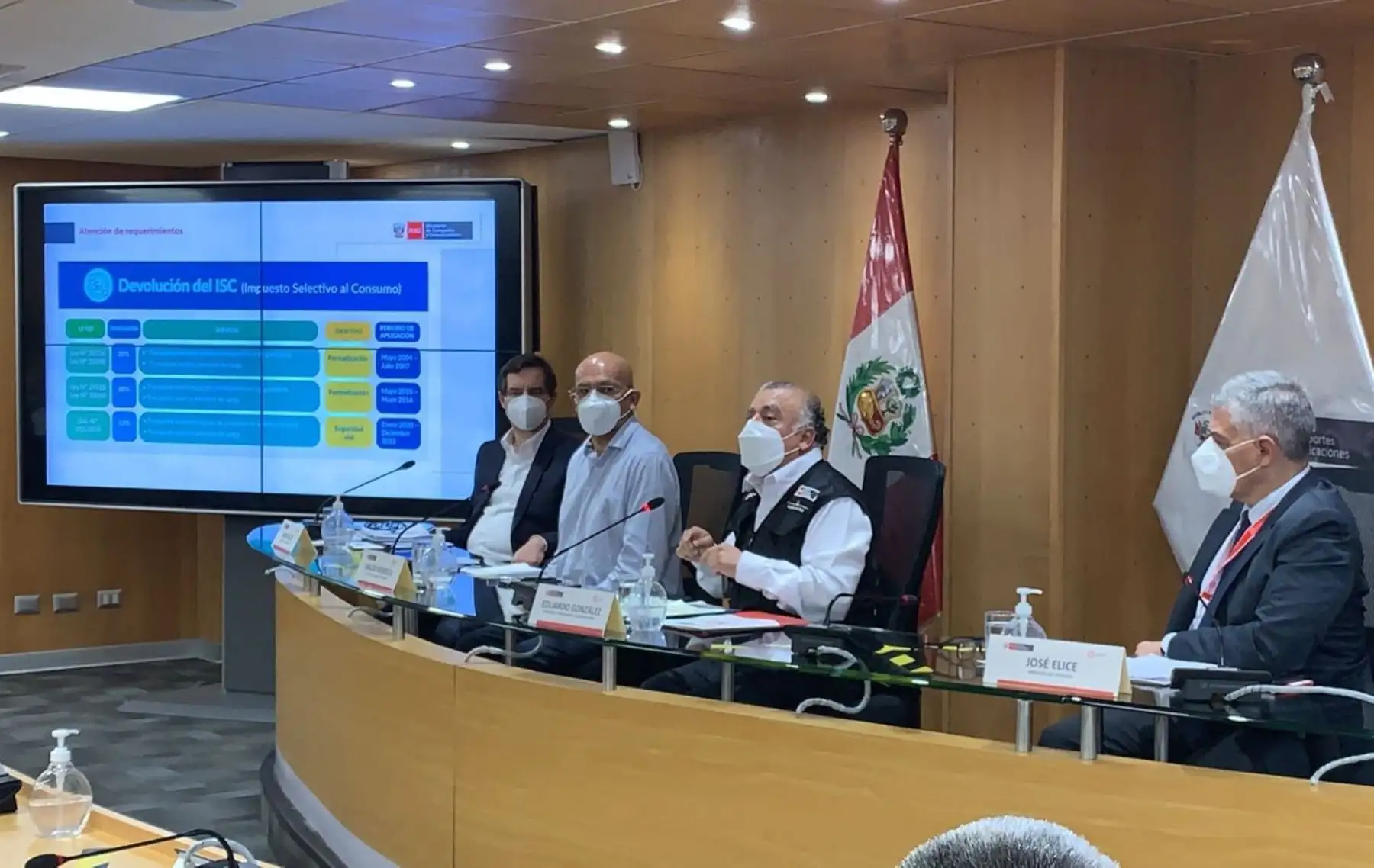 Ministros de Transportes y Comunicaciones, Eduardo González; de Economía y Finanzas, Waldo Mendoza; de Energía y Minas, Jaime Gálvez; y del Interior, José Elice, explicaron la posición del Gobierno frente al paro de transportistas.