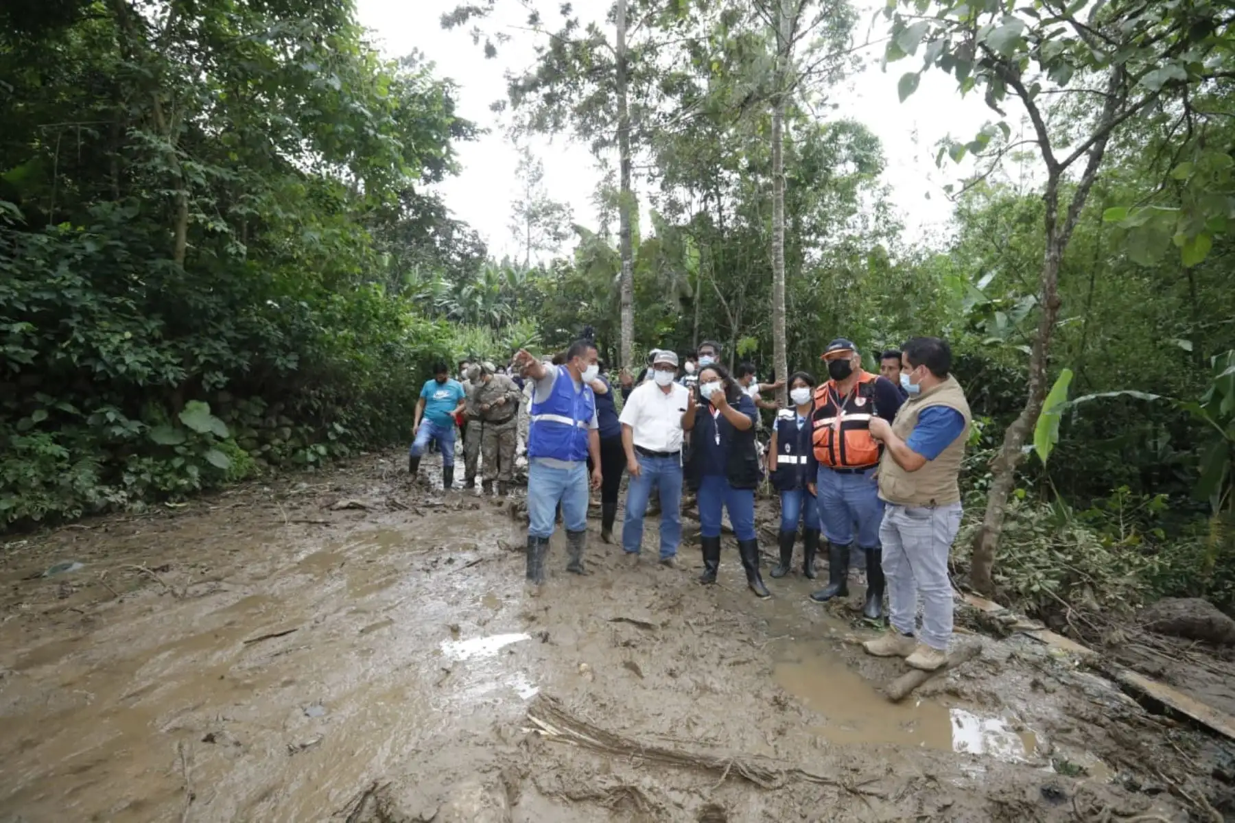La ministra de Vivienda, Construcción y Saneamiento, Solangel Fernández, llegó al distrito de Canchaque, en la provincia de Huancabamba, región Piura para inspeccionar la zona afectada por los deslizamientos. Foto: ANDINA/MVCS