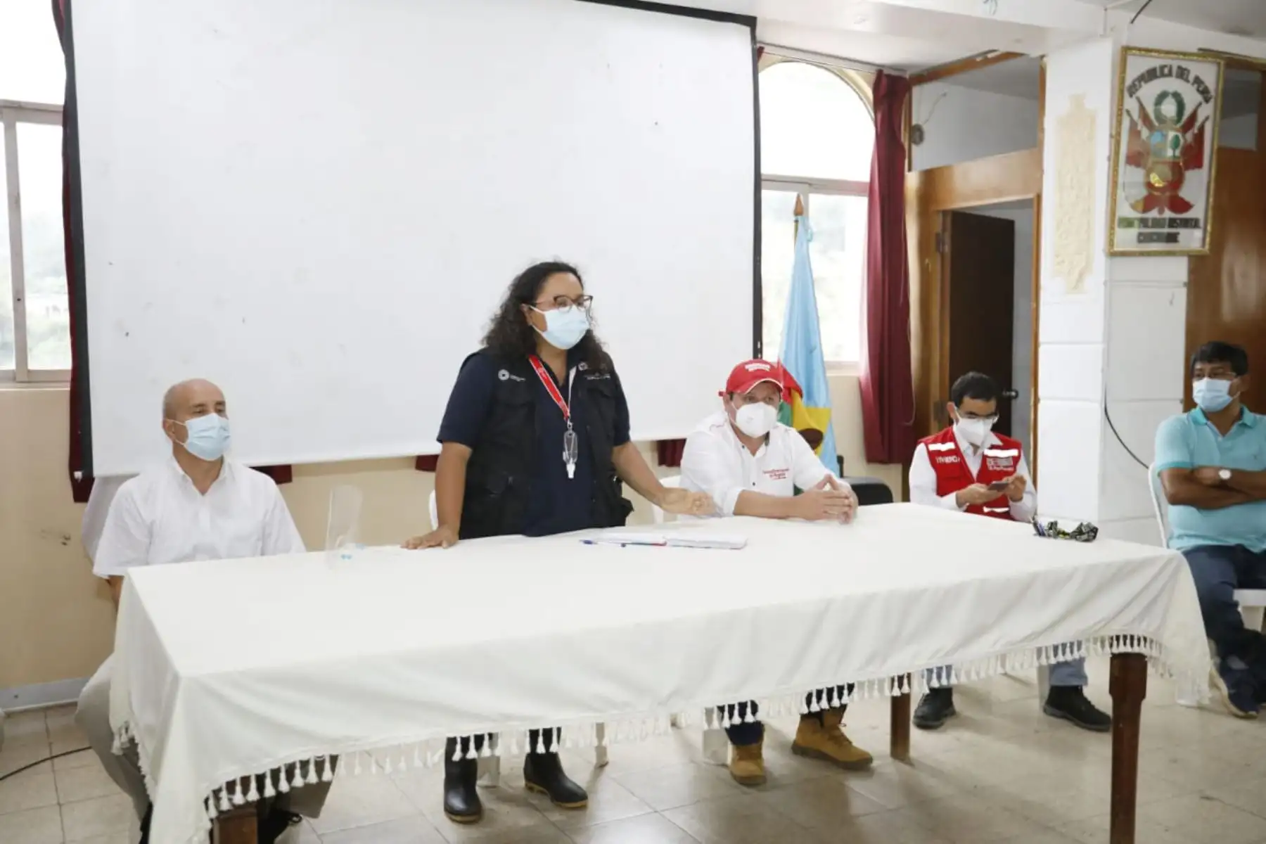 La ministra de Vivienda, Construcción y Saneamiento, Solangel Fernández, llegó al distrito de Canchaque, en la provincia de Huancabamba, región Piura para inspeccionar la zona afectada por los deslizamientos. Foto: ANDINA/MVCS