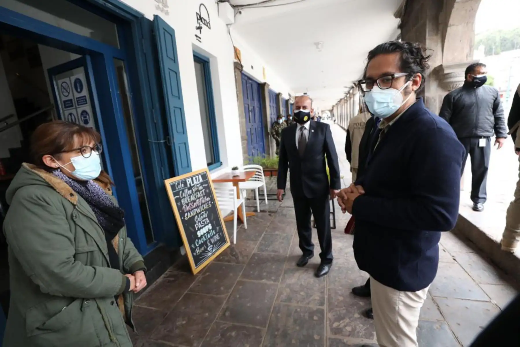 El ministro de la Producción José Luis Chicoma, supervisó la atención que brindan restaurantes en espacios públicos colindantes a sus respectivos locales, en ambientes abiertos que permiten brindar un servicio seguro y responsable. Foto: ANDINA/ Produce