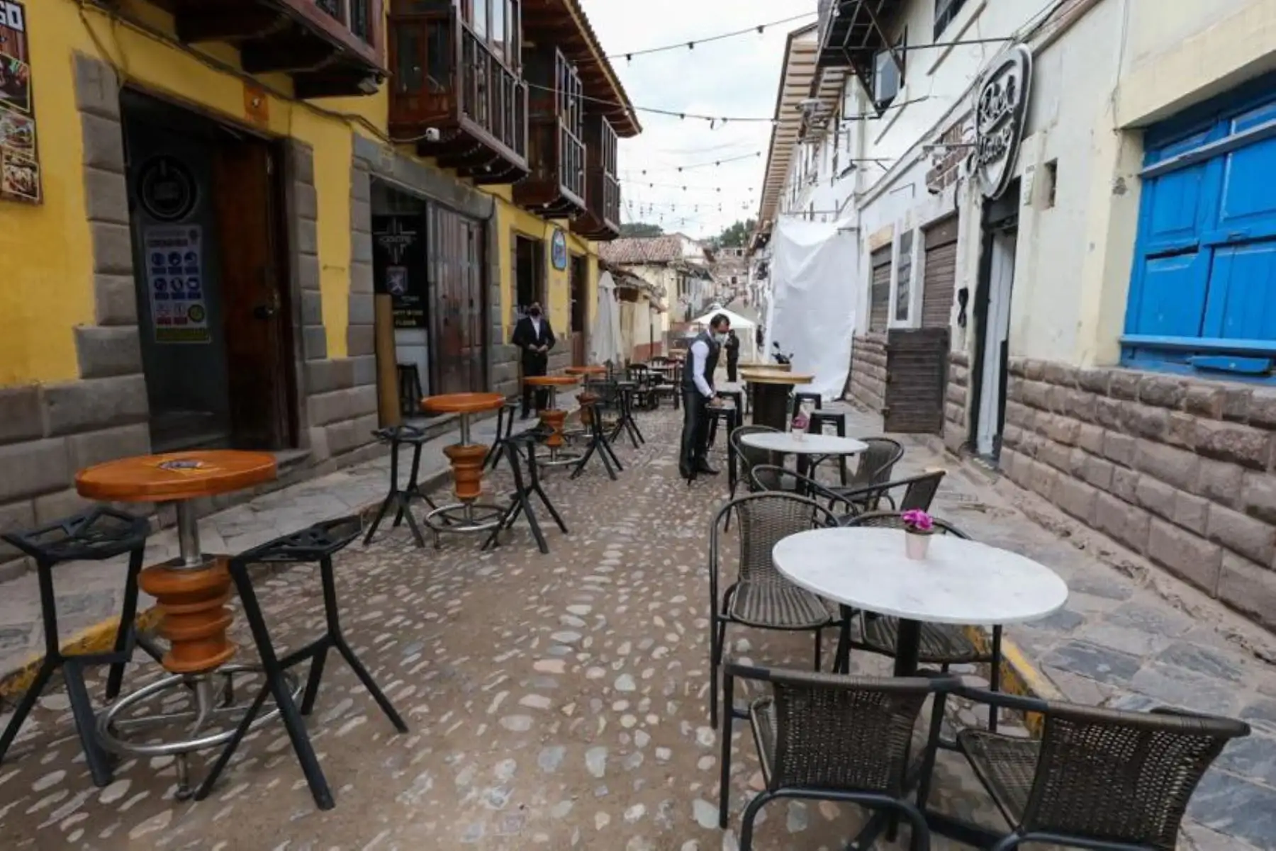 El ministro de la Producción José Luis Chicoma, supervisó la atención que brindan restaurantes en espacios públicos colindantes a sus respectivos locales, en ambientes abiertos que permiten brindar un servicio seguro y responsable. Foto: ANDINA/ Produce