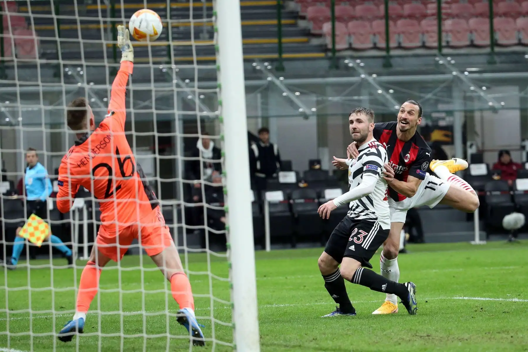 Zlatan Ibrahimovic del AC Milan en acción durante los octavos de final de la UEFA Europa League. Foto. EFE