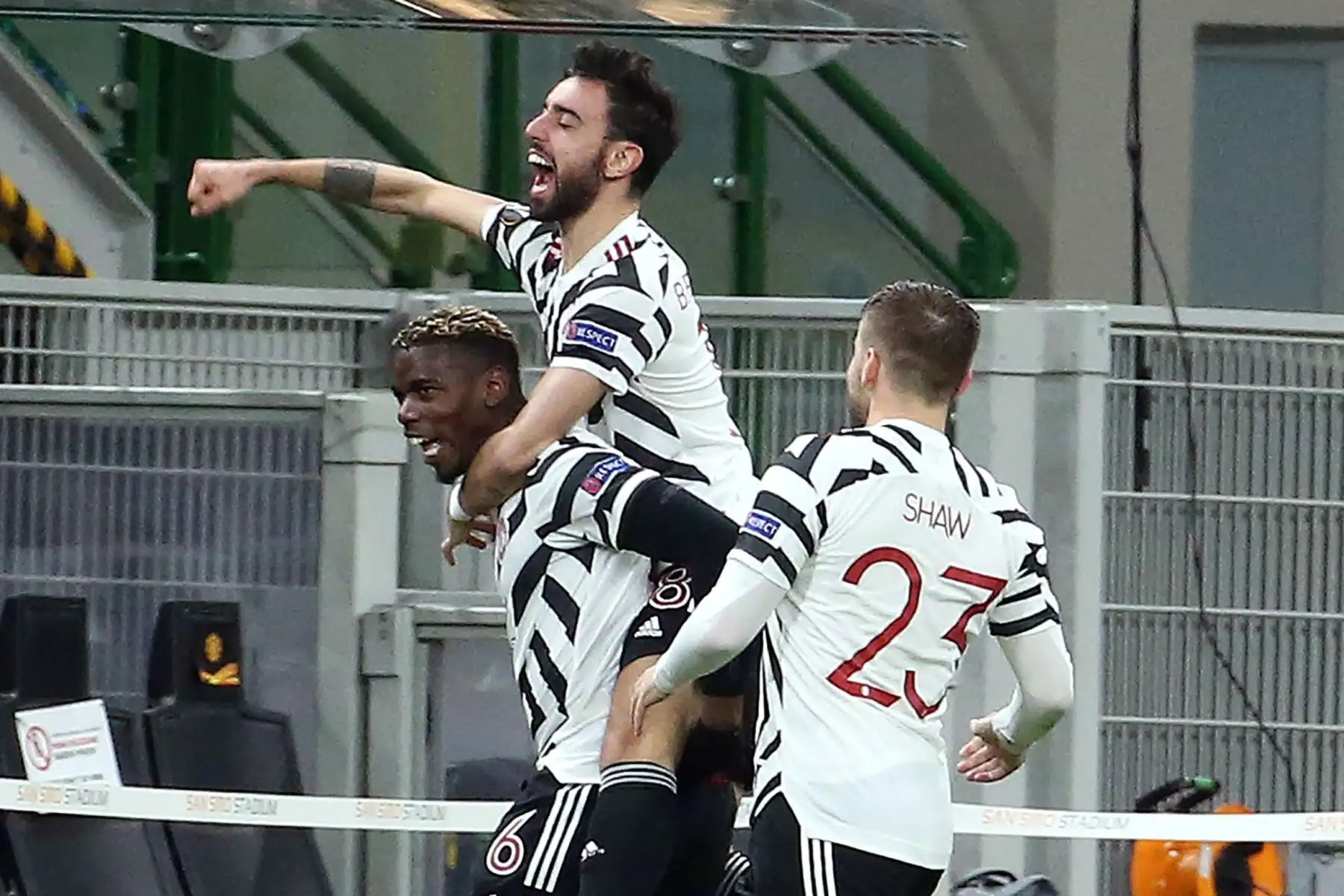 Paul Pogba del Manchester United celebra con sus compañeros el 0-1 en los octavos de final de la UEFA Europa League. Foto: EFE