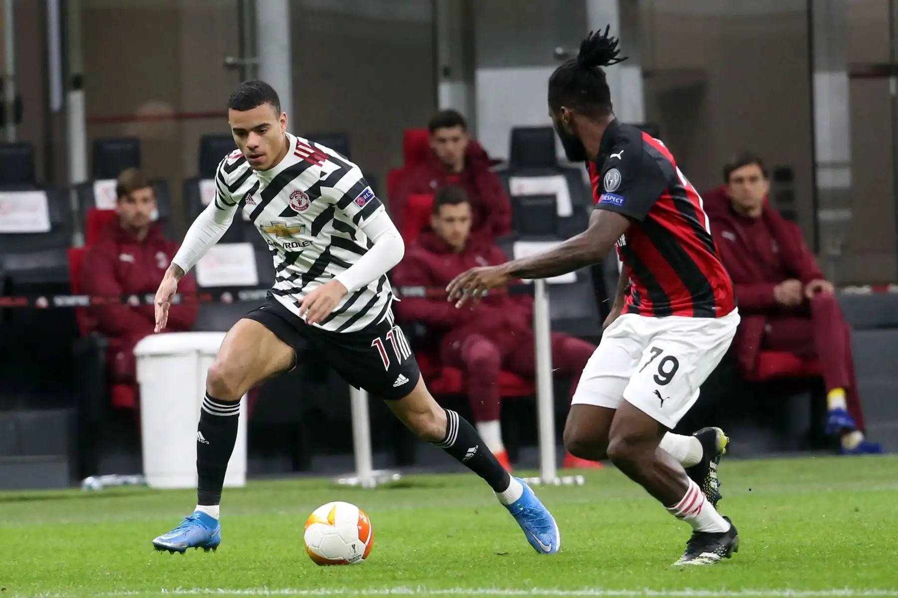 Mason Greenwood del Manchester United desafía el balón Franck Kessie del AC Milan durante los octavos de final de la UEFA Europa League. Foto: EFE