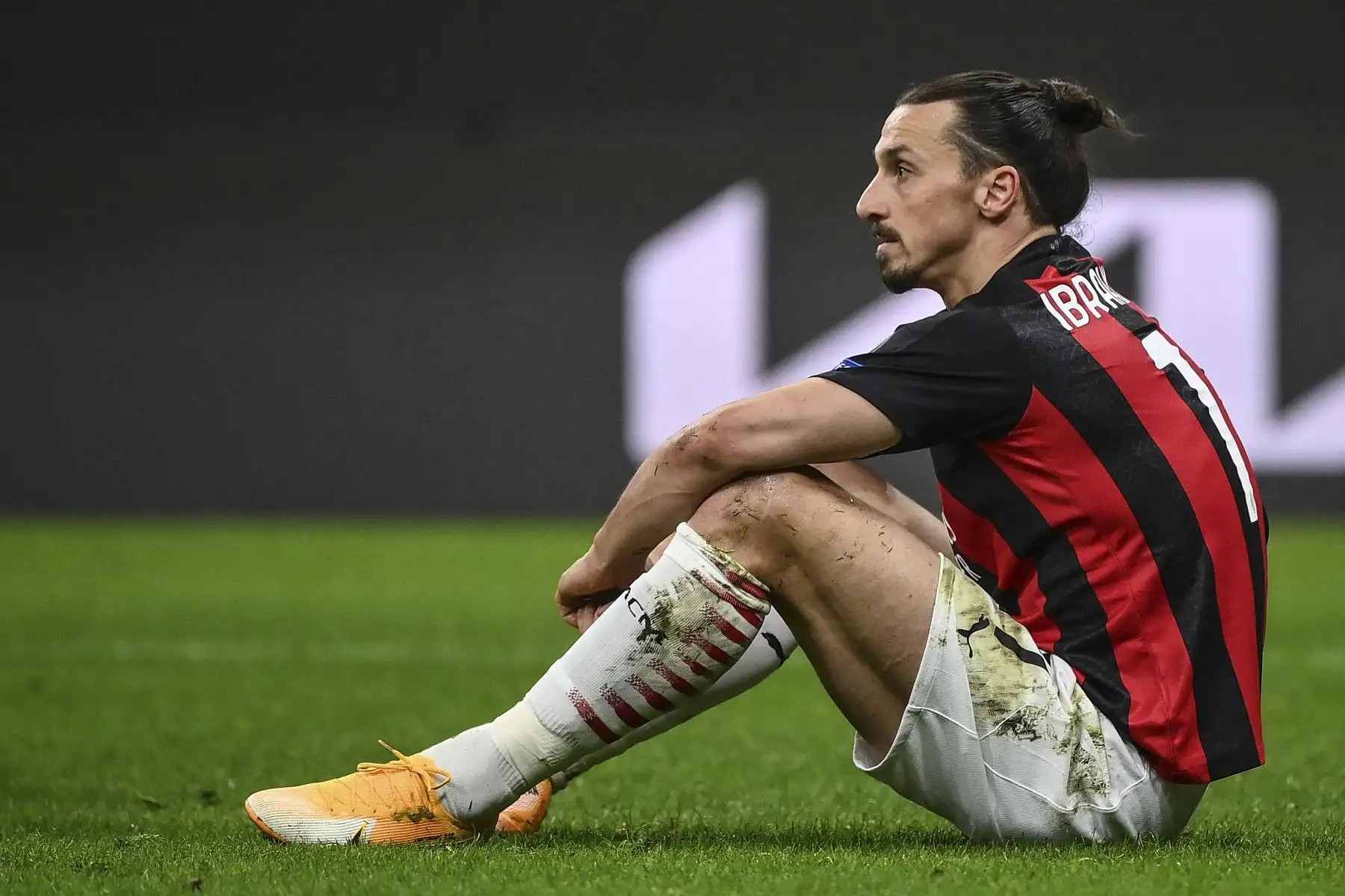 El delantero sueco del AC Milan Zlatan Ibrahimovic reacciona al culminar el partido de vuelta de los octavos de final de la UEFA Europa League. Foto: AFP