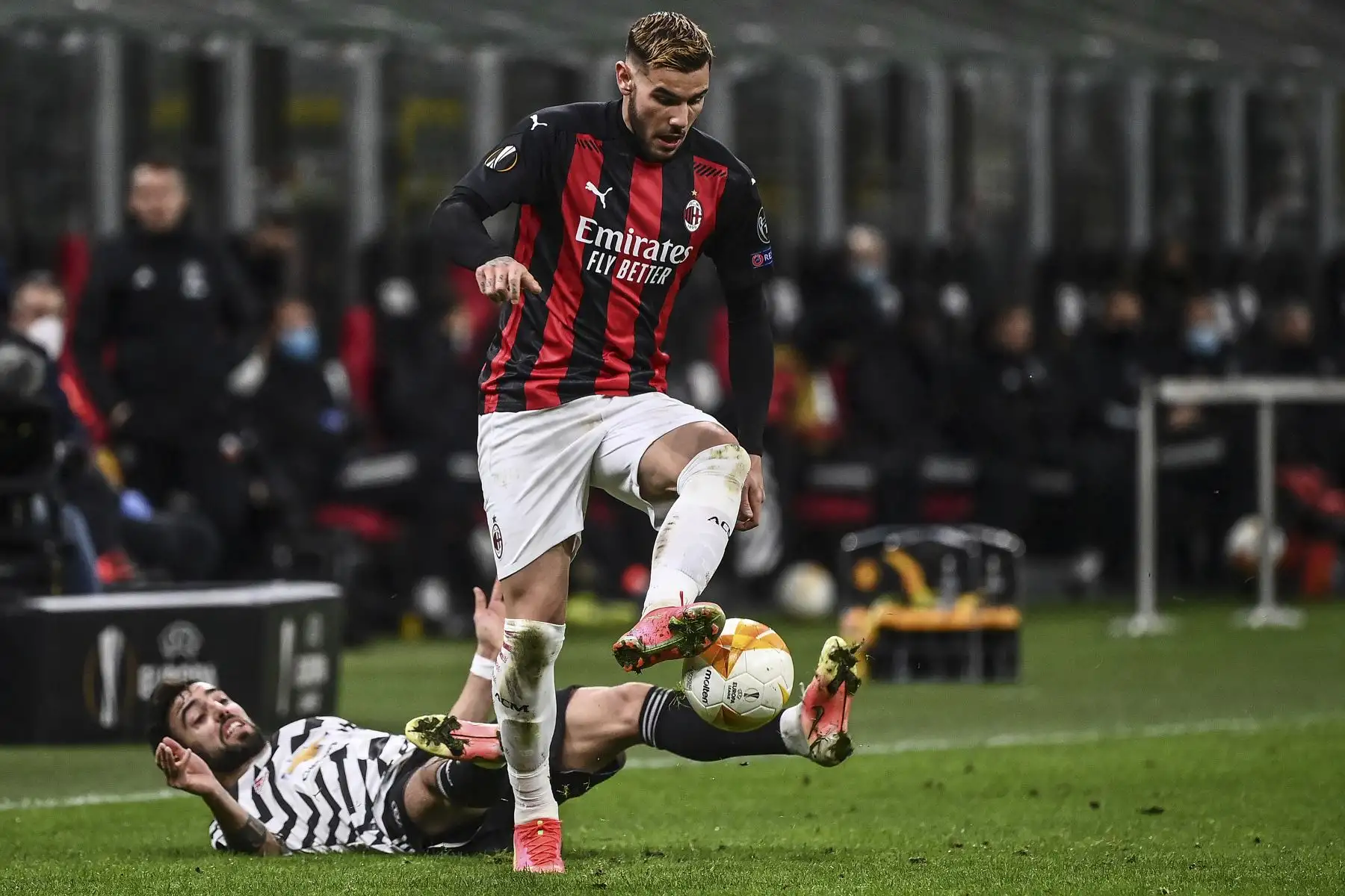 El centrocampista portugués del Manchester United, Bruno Fernandes intenta abordar al defensor francés del AC Milan Theo Hernández durante el partido de vuelta de los octavos de final de la UEFA Europa League. Foto: AFP