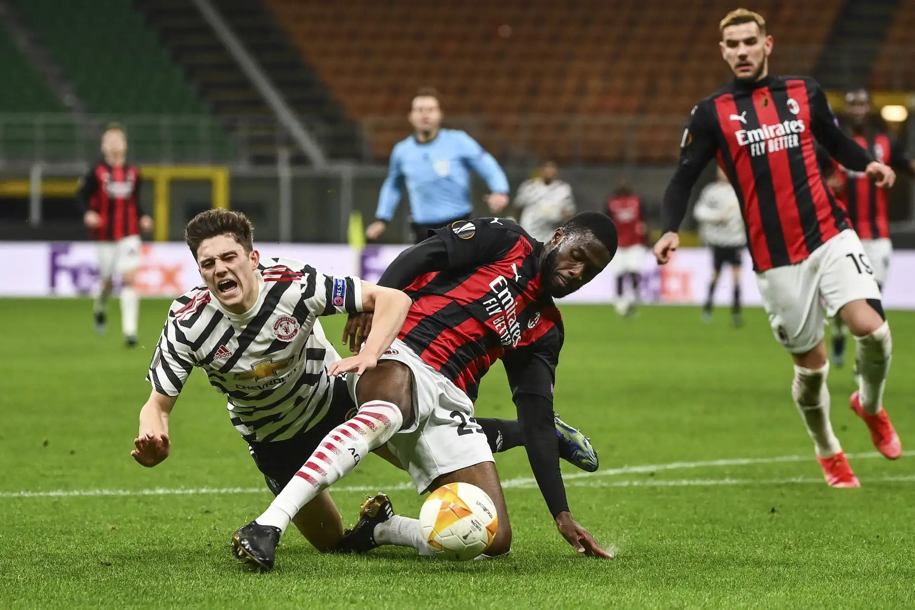 El defensor inglés del AC Milan Fikayo Tomori ataca al delantero del Manchester United, Daniel James, de Gales, en el área de penalti durante los octavos de final de la UEFA Europa League. Foto: AFP