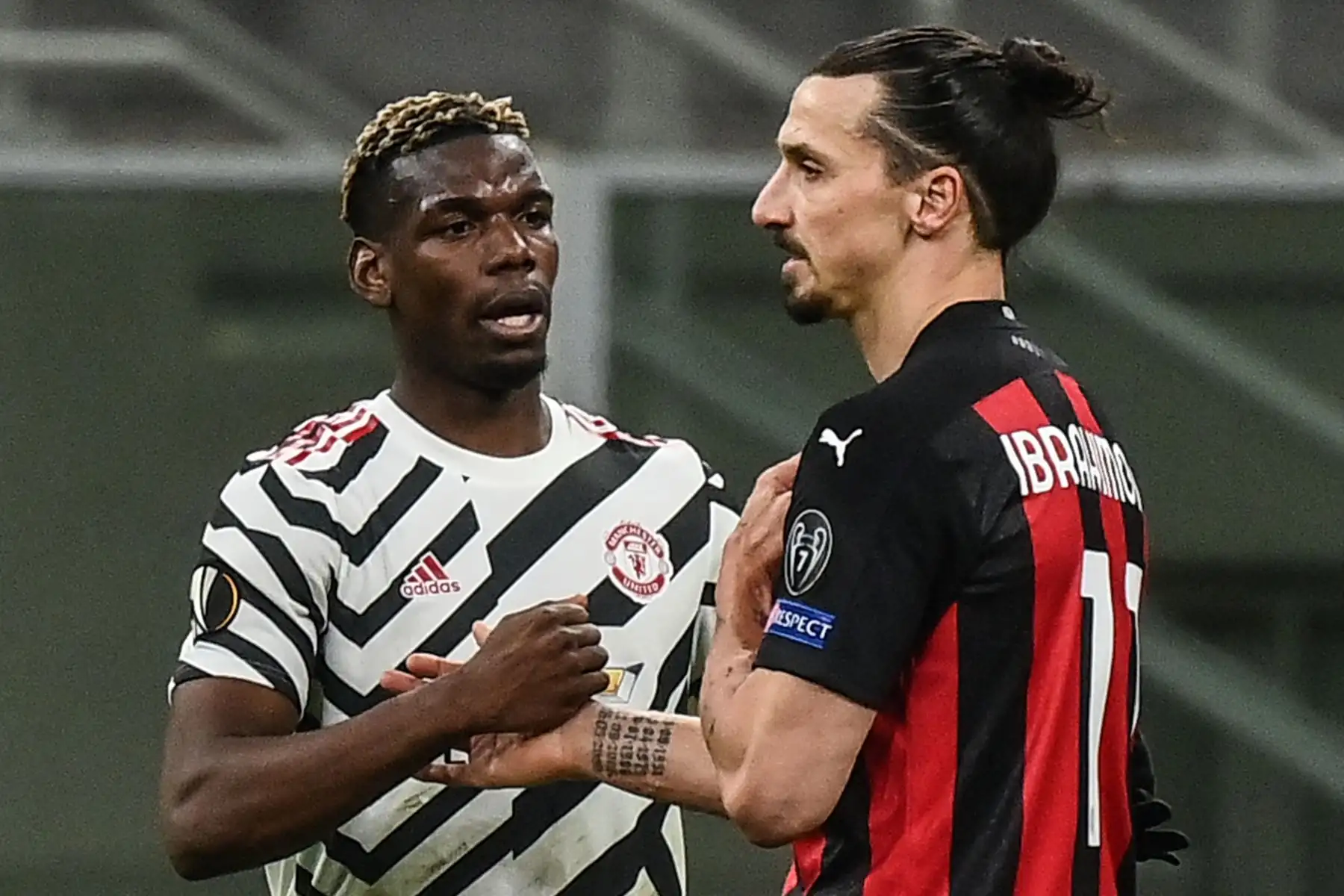 El centrocampista francés del Manchester United Paul Pogba intercambia camiseta con el delantero sueco del AC Milan Zlatan Ibrahimovic al final del partido de vuelta de los octavos de final de la UEFA Europa League. Foto: AFP