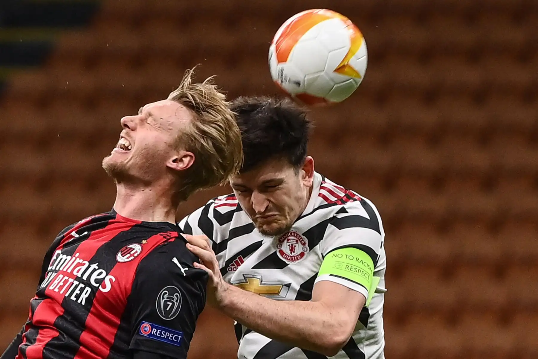 El defensor danés del AC Milan Simon Kjaer y el defensor inglés del Manchester United Harry Maguire luchan un balón aéreo durante los octavos de final de la UEFA Europa League. Foto: AFP