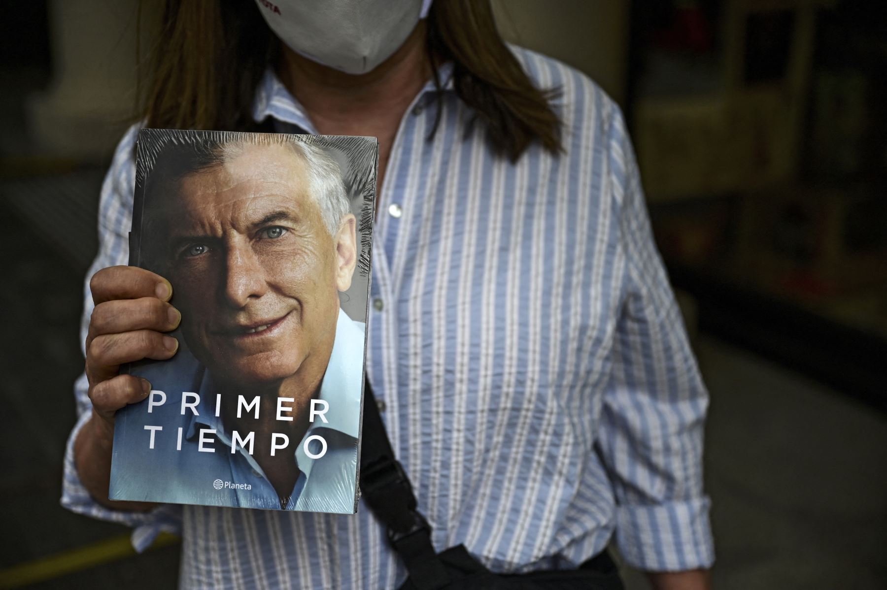 Macri presentó su libro de pie, caminando sobre un escenario, recordando el estilo de su campaña para las presidenciales de 2019, en las que su anhelo de reelección se vio frustrado por el triunfo del peronista Alberto Fernández. Foto: AFP