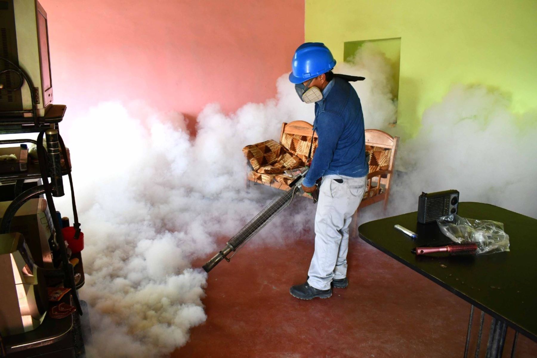 Un trabajador de salud fumiga una vivienda en Lambayeque para prevenir brotes de dengue.